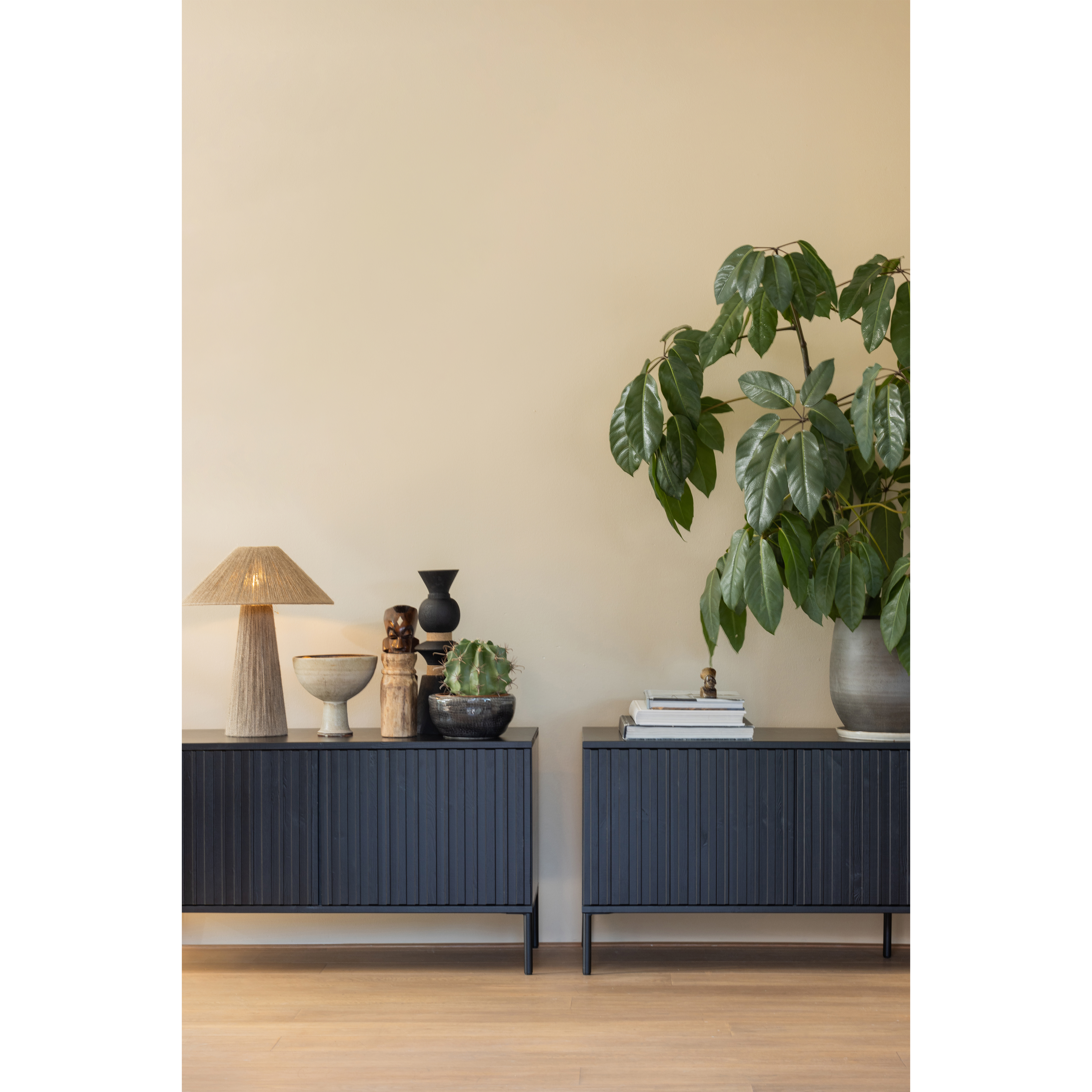 373472-Z-373473-Z-373963-N-373535-Z-02_SF_WE_New_gravure_tv_meubel_Pepe_tafellamp.jpg?auto=webp&format=png&width=1500&height=1500