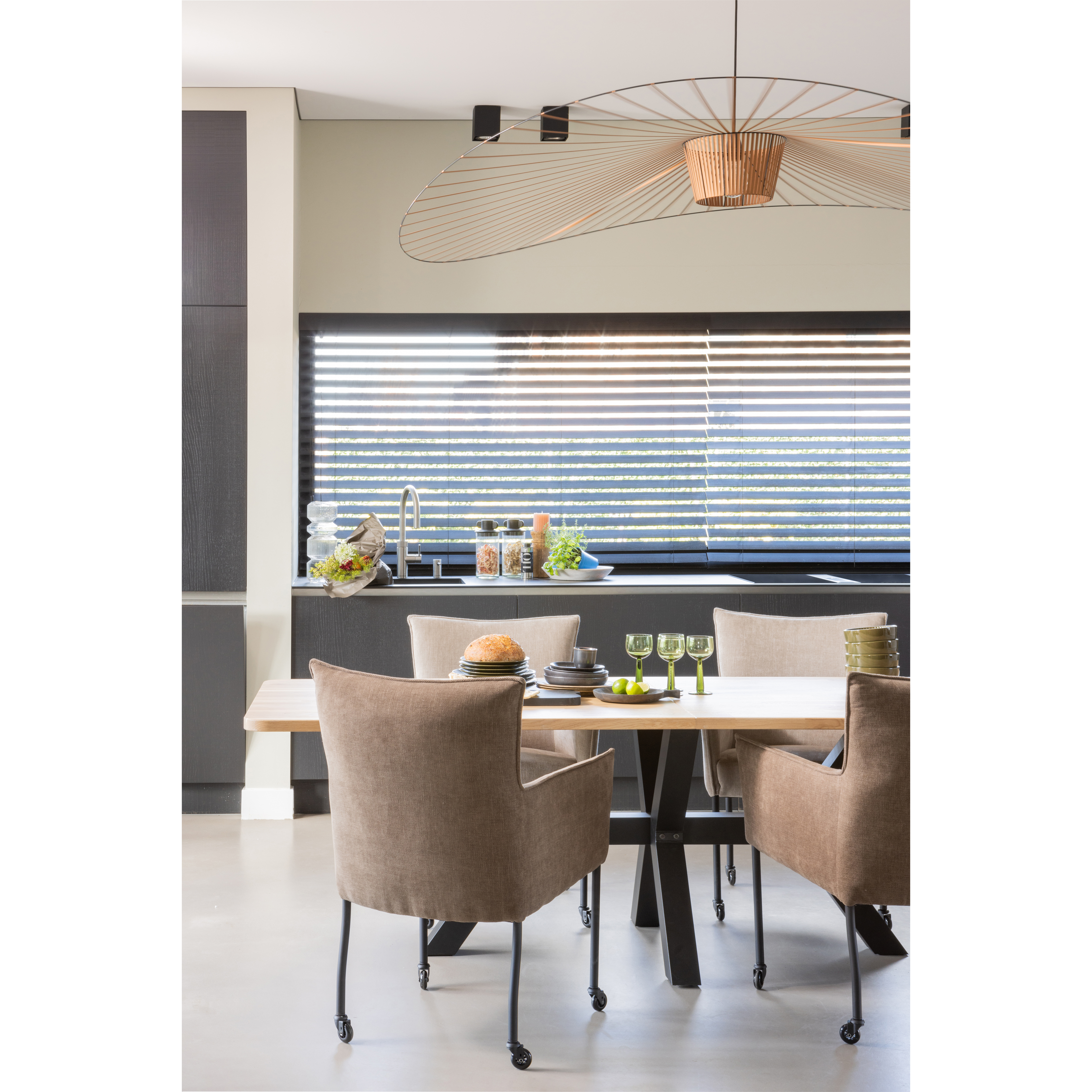 373996-373996-Z-379575-B-379575-Z-02_SF_FA_Combi_tablo_XL_tafelblad_eiken_240x100_en_zeeland_poot_Ezra_eetkamerstoel_zand_bruin.jpg?auto=webp&format=png&width=1500&height=1500