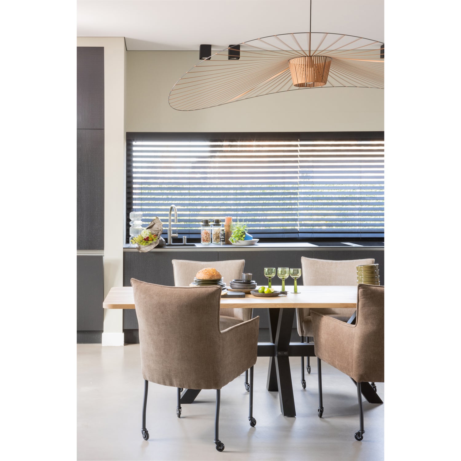 373996-373996-Z-379575-B-379575-Z-02_SF_FA_Combi_tablo_XL_tafelblad_eiken_240x100_en_zeeland_poot_Ezra_eetkamerstoel_zand_bruin.jpg?auto=webp&format=png&width=1500&height=1500