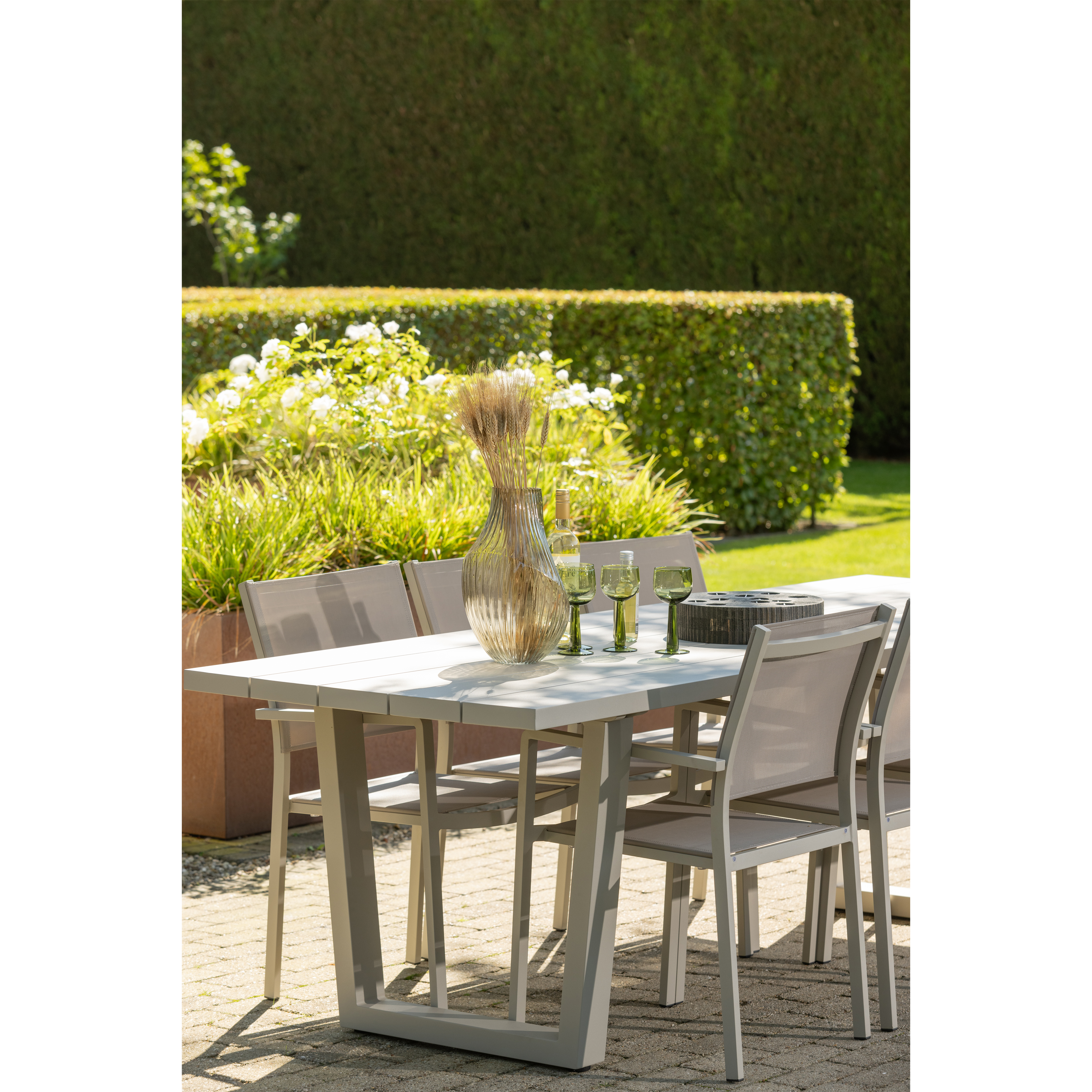 500008-Z-500013-Z-02_SF_EXT_Bear_eettafel_aluminium_zand_Fowl_eetstoel_aluminium_textileen_zand.jpg?auto=webp&format=png&width=1500&height=1500