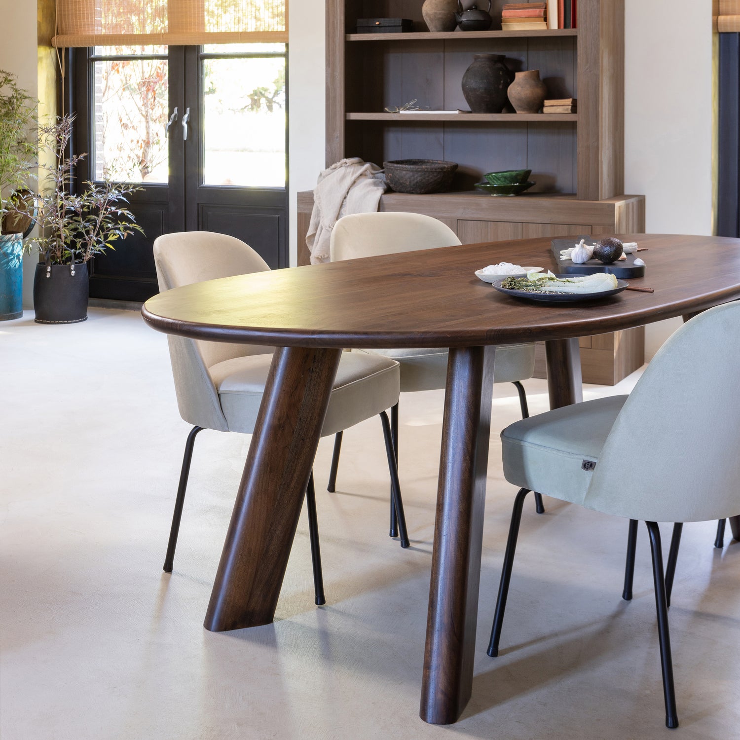 800989-W-800816-P-801291-A-01_SF_BP_Roundly_tafel_Vogue_stoel_Yumi_buffetkast_VIERKANT.jpg?auto=webp&format=png&width=1500&height=1500