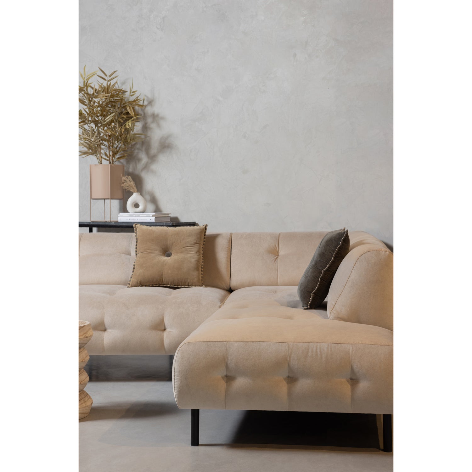 373450-T-373681-S-373458-N-01_SF_WE_Lloyd_hoekbank_rechts_sea_salt_Arda_plantenpot_toffee_Babs_kruk.jpg?auto=webp&format=png&width=1500&height=1500