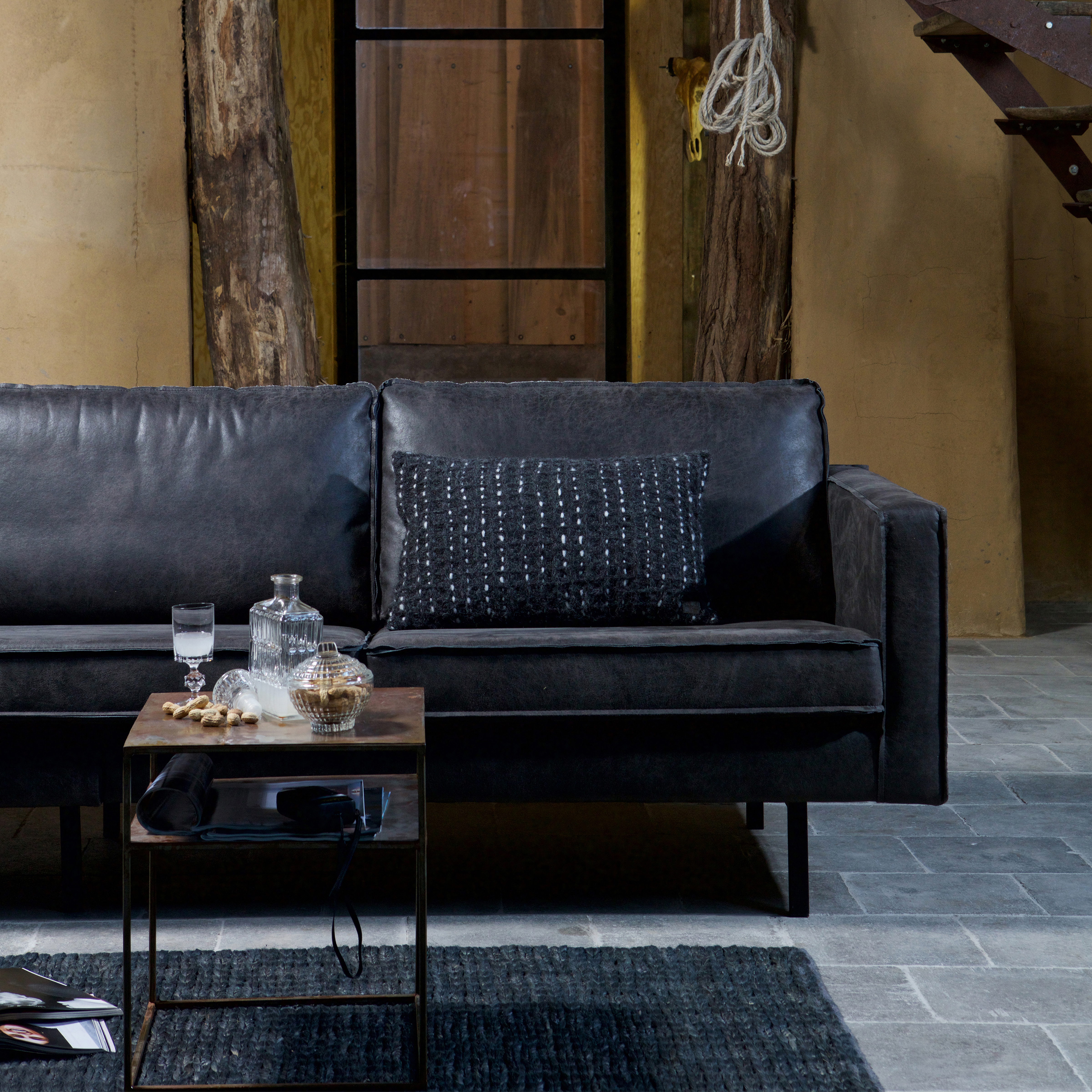 800972-Z-378618-Z-800731-R-800725-Z-800905-Z-01_SF_BP_Rodeo_bank_zwart_Weldone_salontafel_Scenes_vloerkleed_VIERKANT.jpg?auto=webp&format=png&width=1500&height=1500