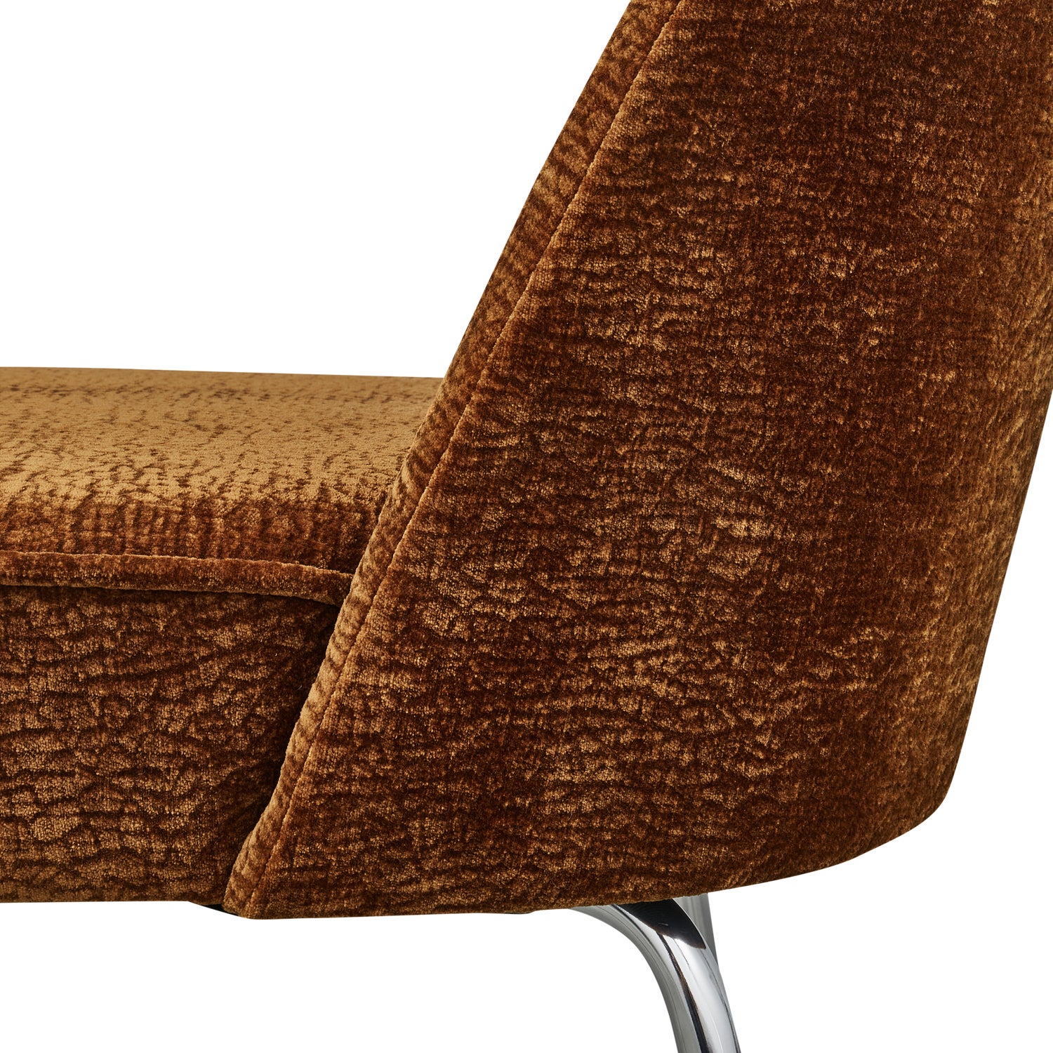 800816-MBC-02_VS_BP_Vogue_eetkamerstoel_3D_chenille_midden_bruin_chrome_poot_detail.png?auto=webp&format=png&width=1500&height=1500