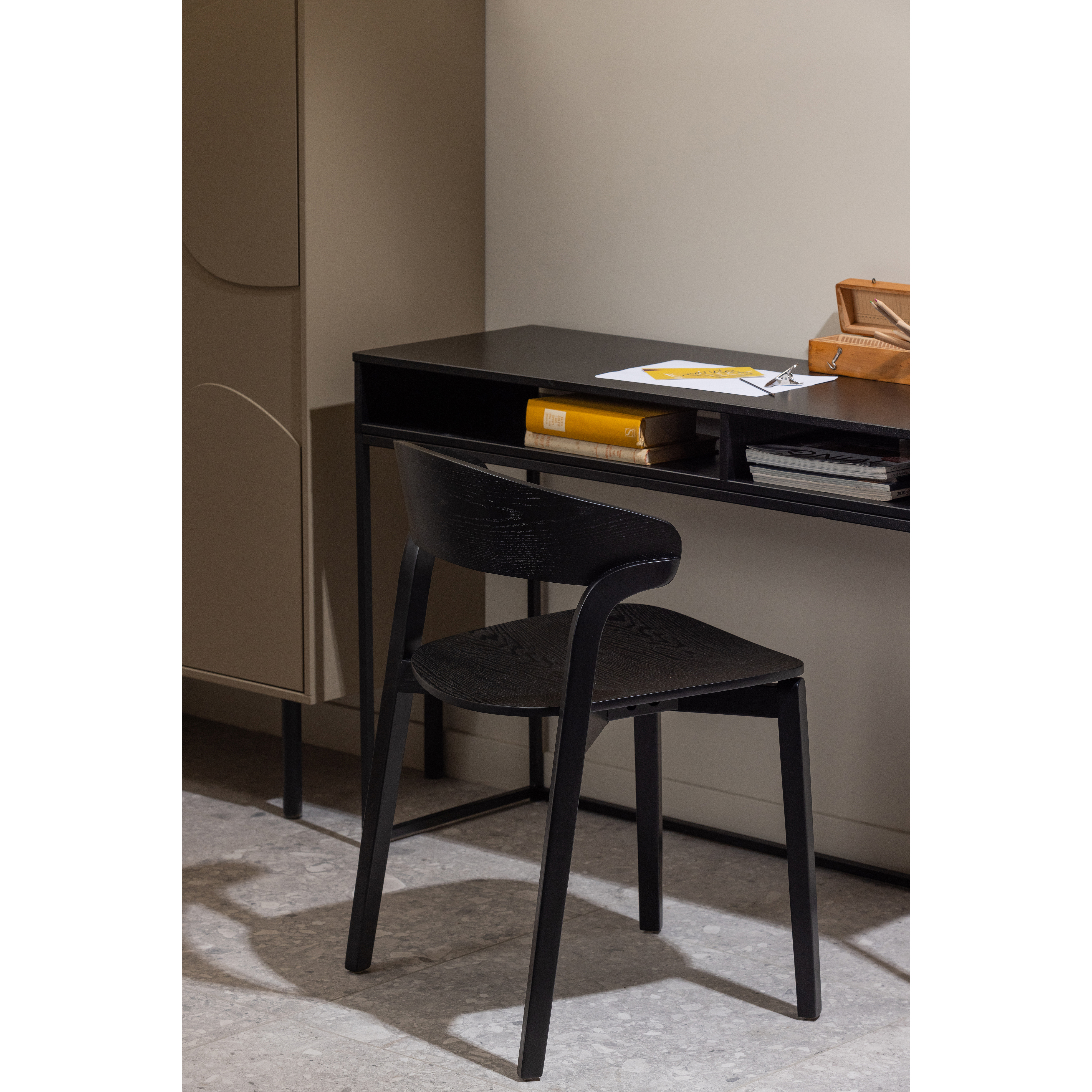 375933-Z-377393-Z-01_SF_WE_Rinny_sidetable_Cras_eetkamerstoel.jpg?auto=webp&format=png&width=1500&height=1500