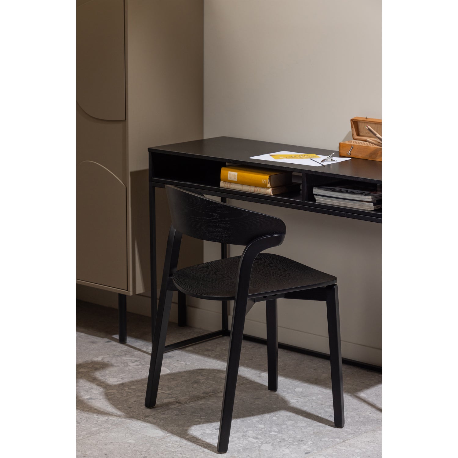 375933-Z-377393-Z-01_SF_WE_Rinny_sidetable_Cras_eetkamerstoel.jpg?auto=webp&format=png&width=1500&height=1500