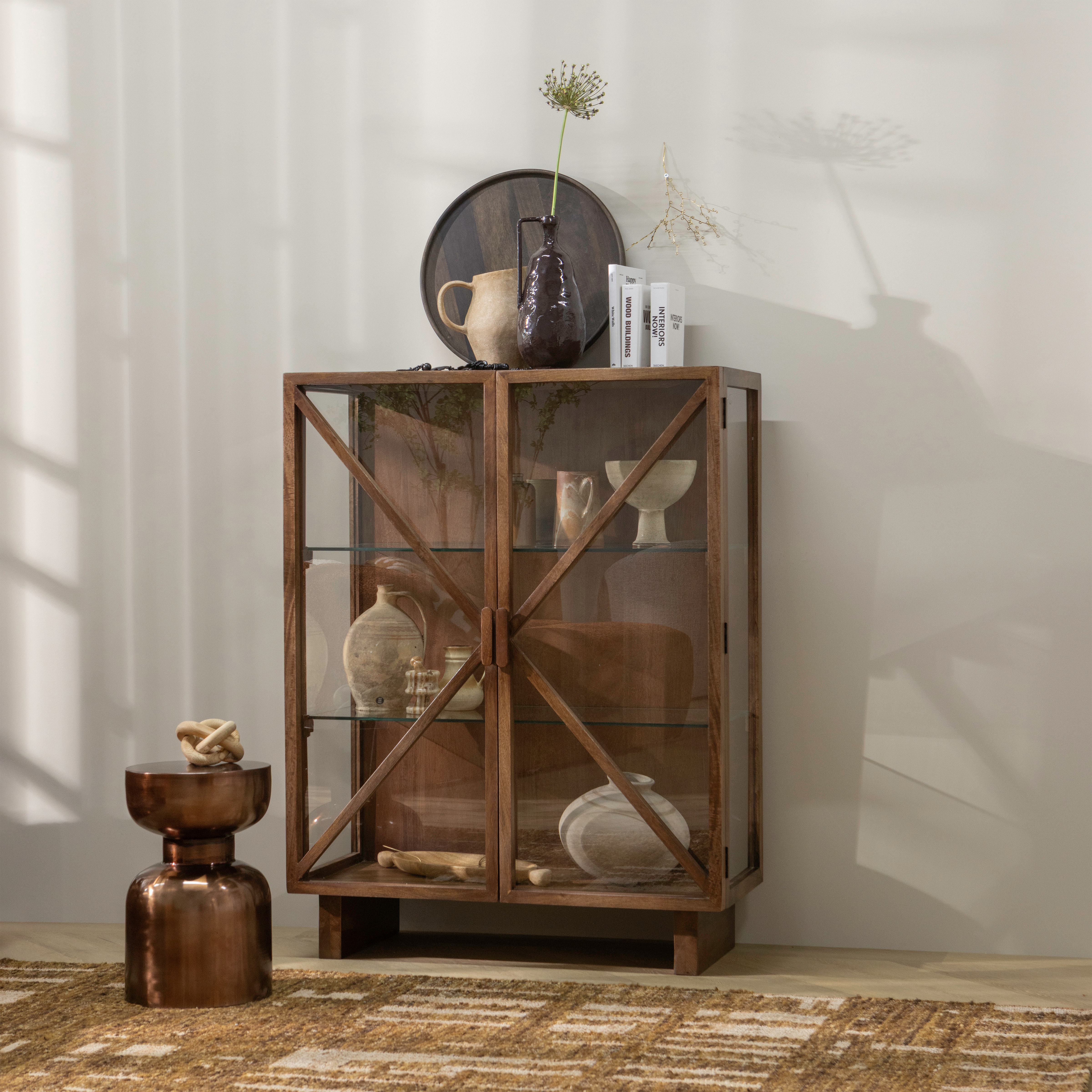 377621-B-377582-B-377624-B-377544-B-377545-Z-01_SF_WP_Kella_2-drs_kast_Frits_bijzettafel_Ian_vloerkleed_Indre_Valerie_vaas_vierkant.png?auto=webp&format=png&width=1500&height=1500