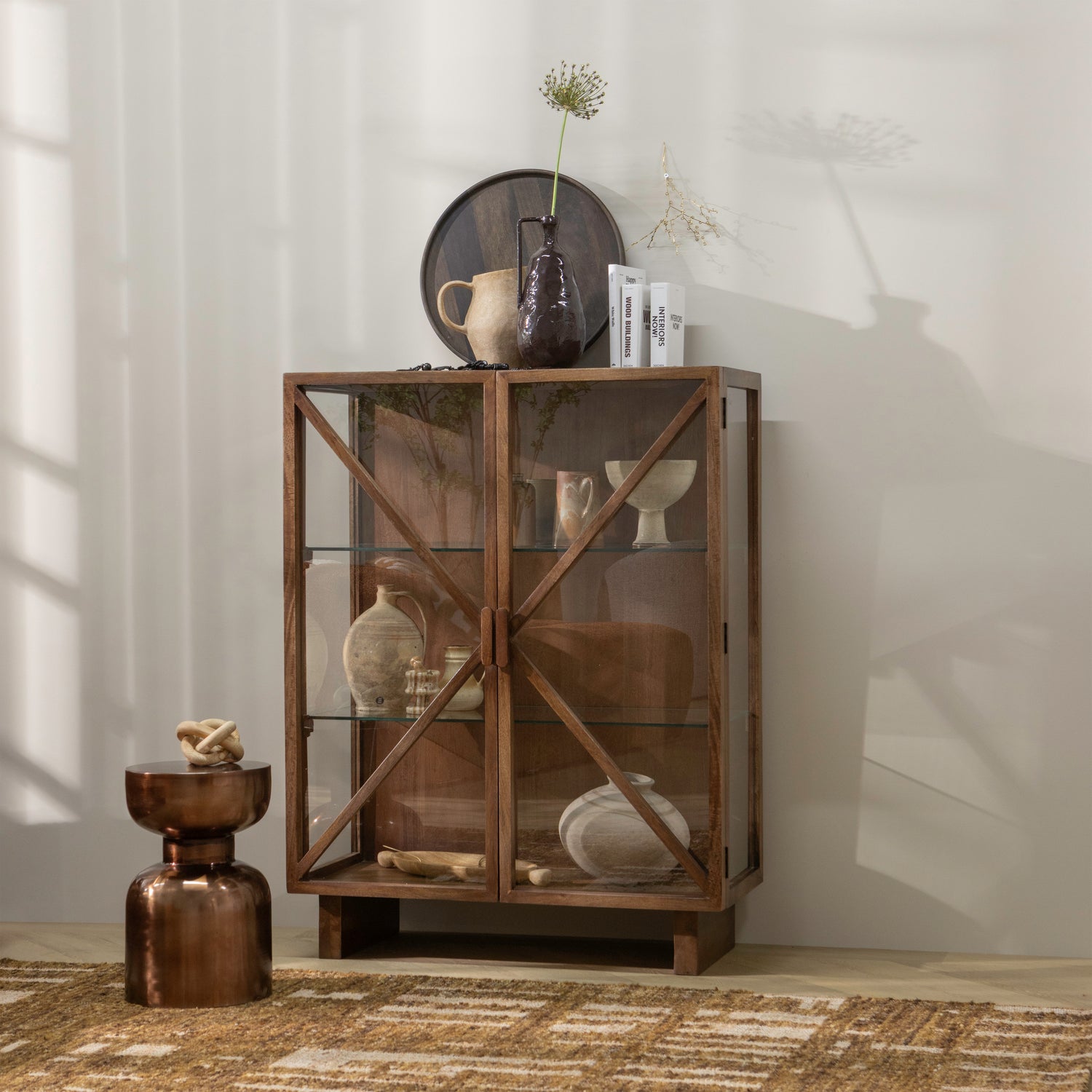 377621-B-377582-B-377624-B-377544-B-377545-Z-01_SF_WP_Kella_2-drs_kast_Frits_bijzettafel_Ian_vloerkleed_Indre_Valerie_vaas_vierkant.png?auto=webp&format=png&width=1500&height=1500