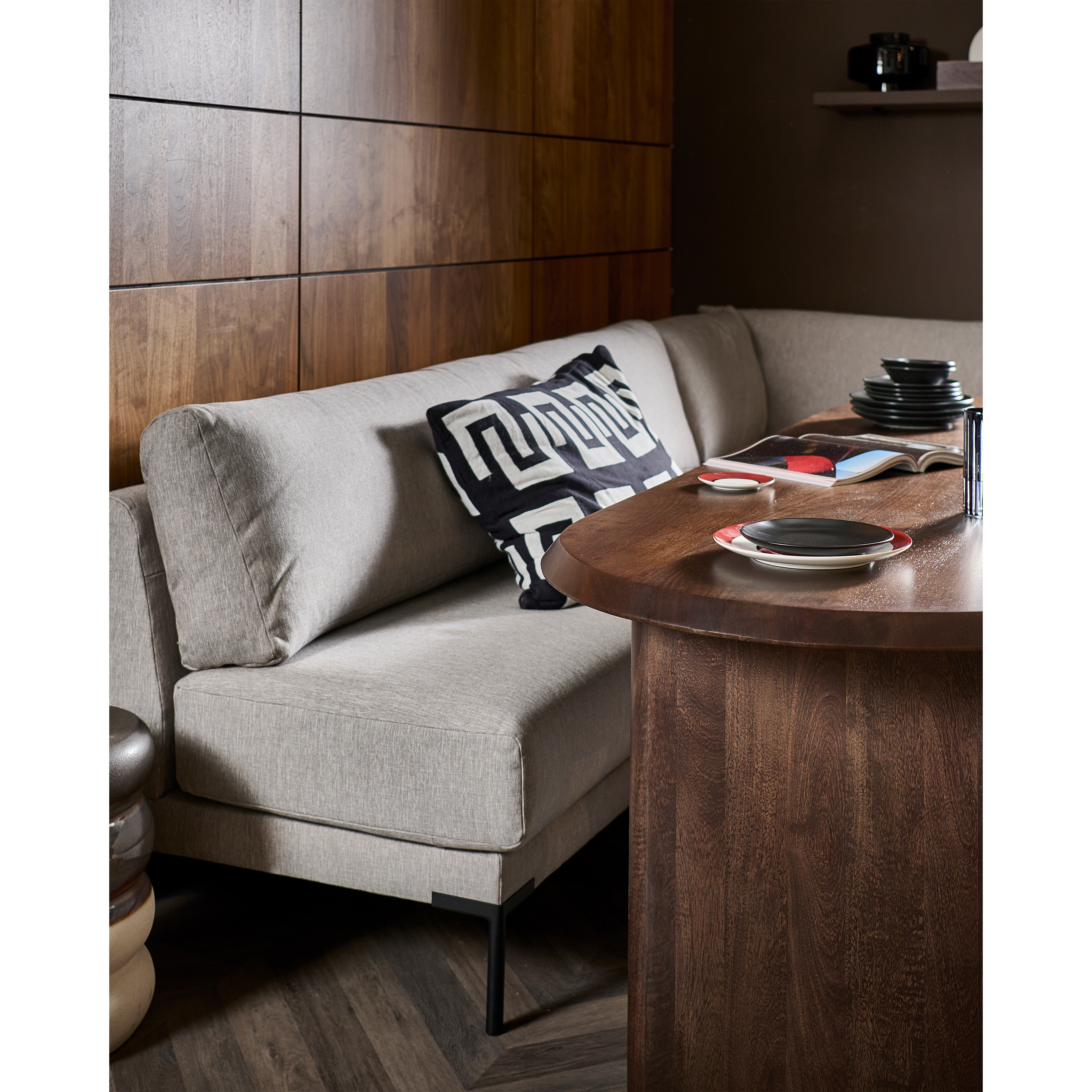 400481-W-400524-L-02_SF_VT_Ellips_eetkamertafel_mango_hout_walnoot_90x240cm_couple_eetbank_element_200_cm_lichtgrijs.jpg?auto=webp&format=png&width=1500&height=1500