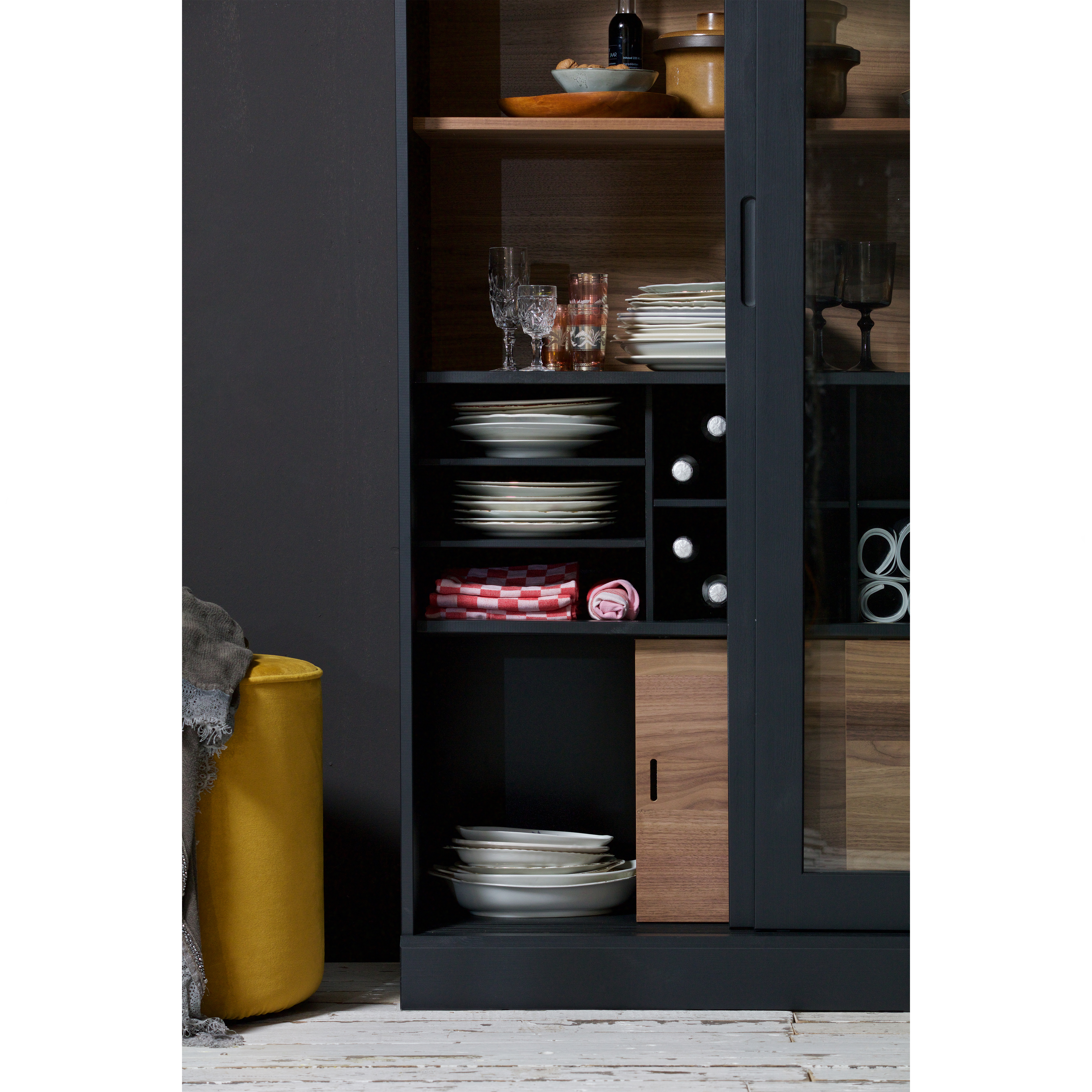 373748-Z-01_SF_WE_James_virtinekast_hout_zwart_detail.jpg?auto=webp&format=png&width=1500&height=1500