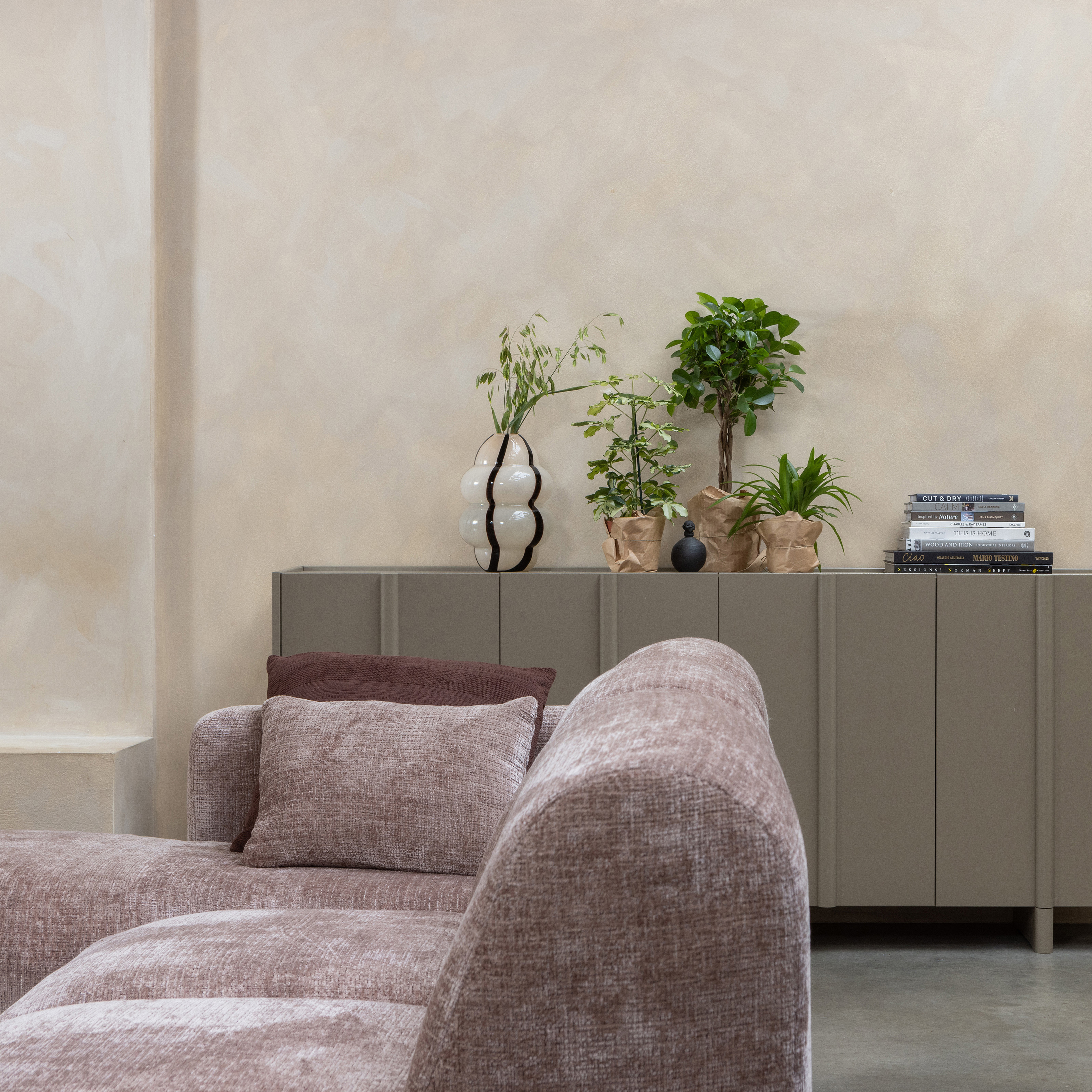 378139-T__373991-M__377478-N_01_SF_Cloud_chaise_longue_bank_links_chenille_taupe_roze_Basu_dressoir_Kency_vaas_vierkant.jpg?auto=webp&format=png&width=1500&height=1500