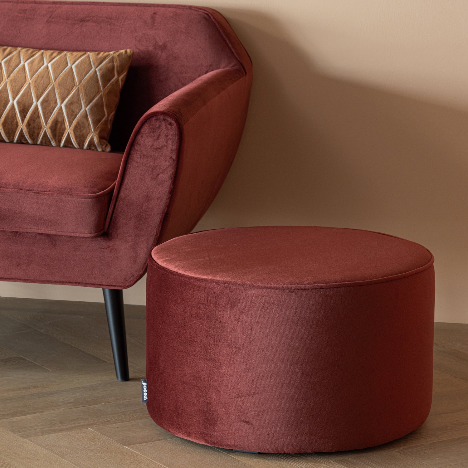 350410-BR_01_SF_Sara_poef_laag_velvet_bordeauxrood_vierkant.jpg?auto=webp&format=png&width=1500&height=1500