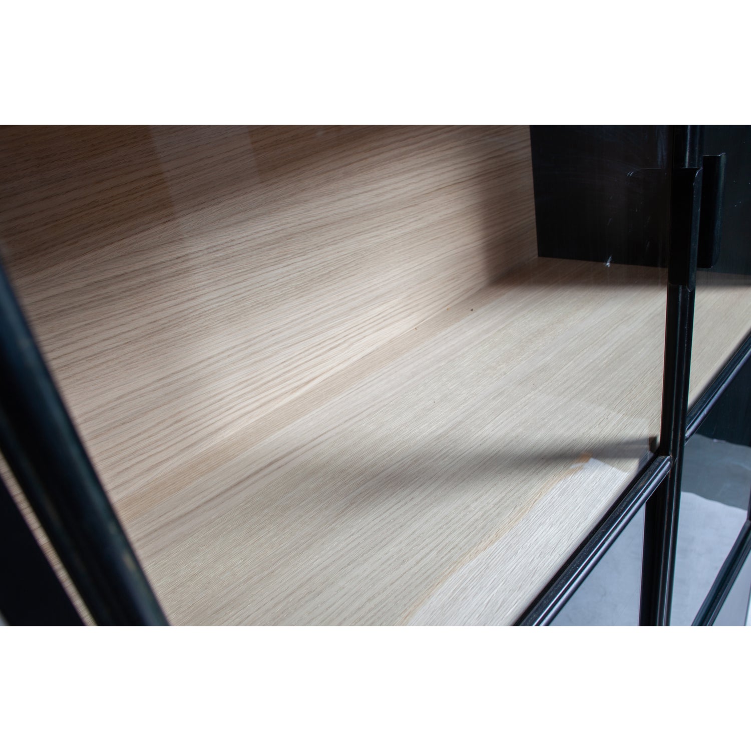 373356-Z-01_VS_KW_Sivan_vitrinekast_zwart_detail.jpg?auto=webp&format=png&width=1500&height=1500