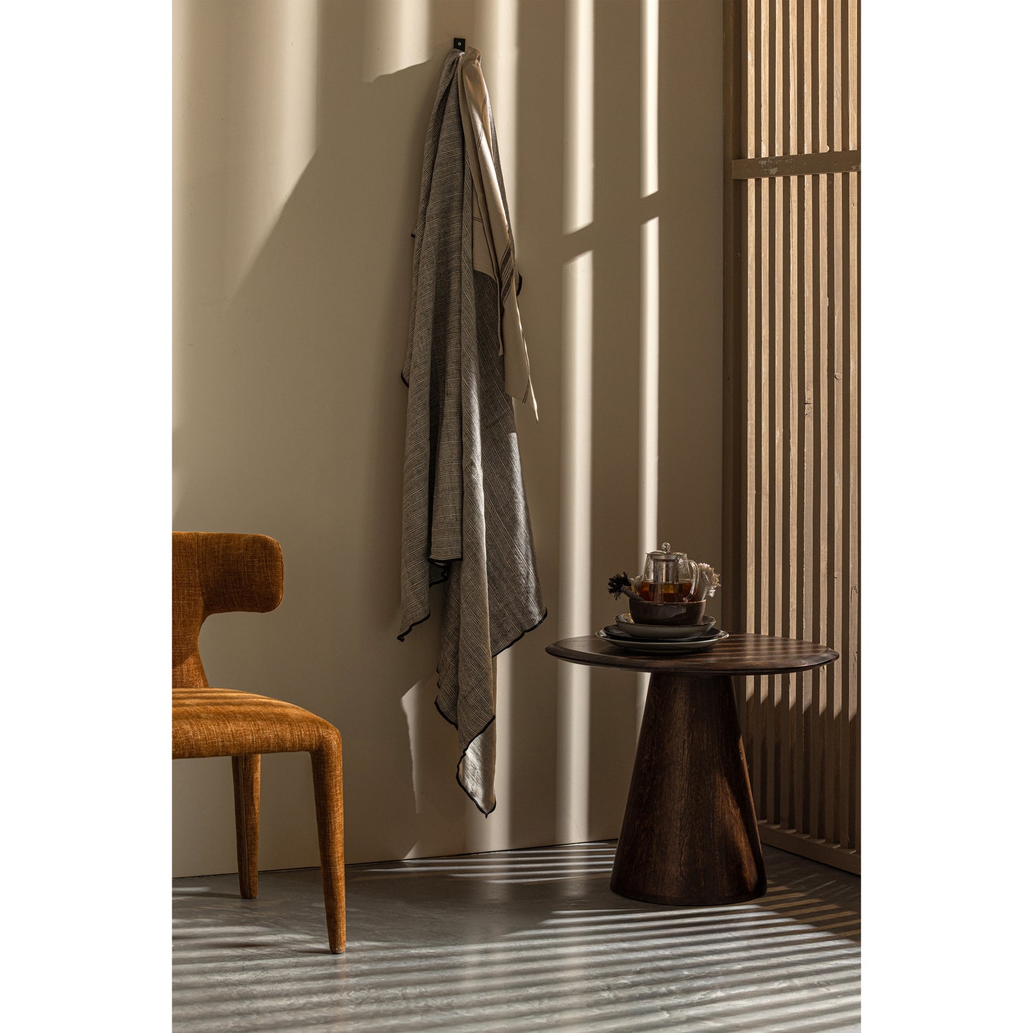 801374-Z-801289-W-01_SF_BP_Unique_plaid_zwart_off_white_130x170cm_Posture_walnoot.jpg?auto=webp&format=png&width=1500&height=1500