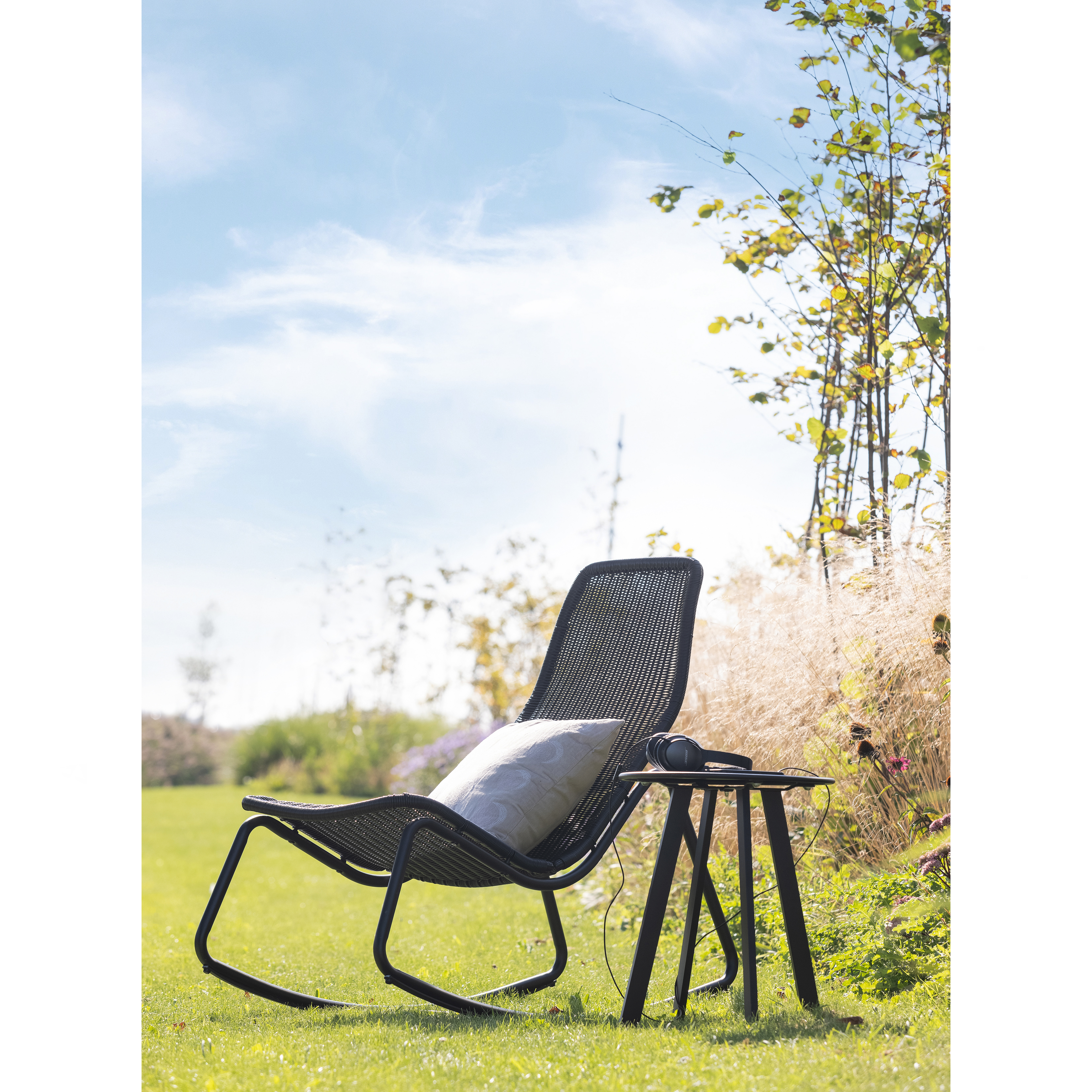 377259-Z-377183-Z-02_SF_FA_Tom_schommelstoel_zwart_Fer_bijzettafel.jpg?auto=webp&format=png&width=1500&height=1500