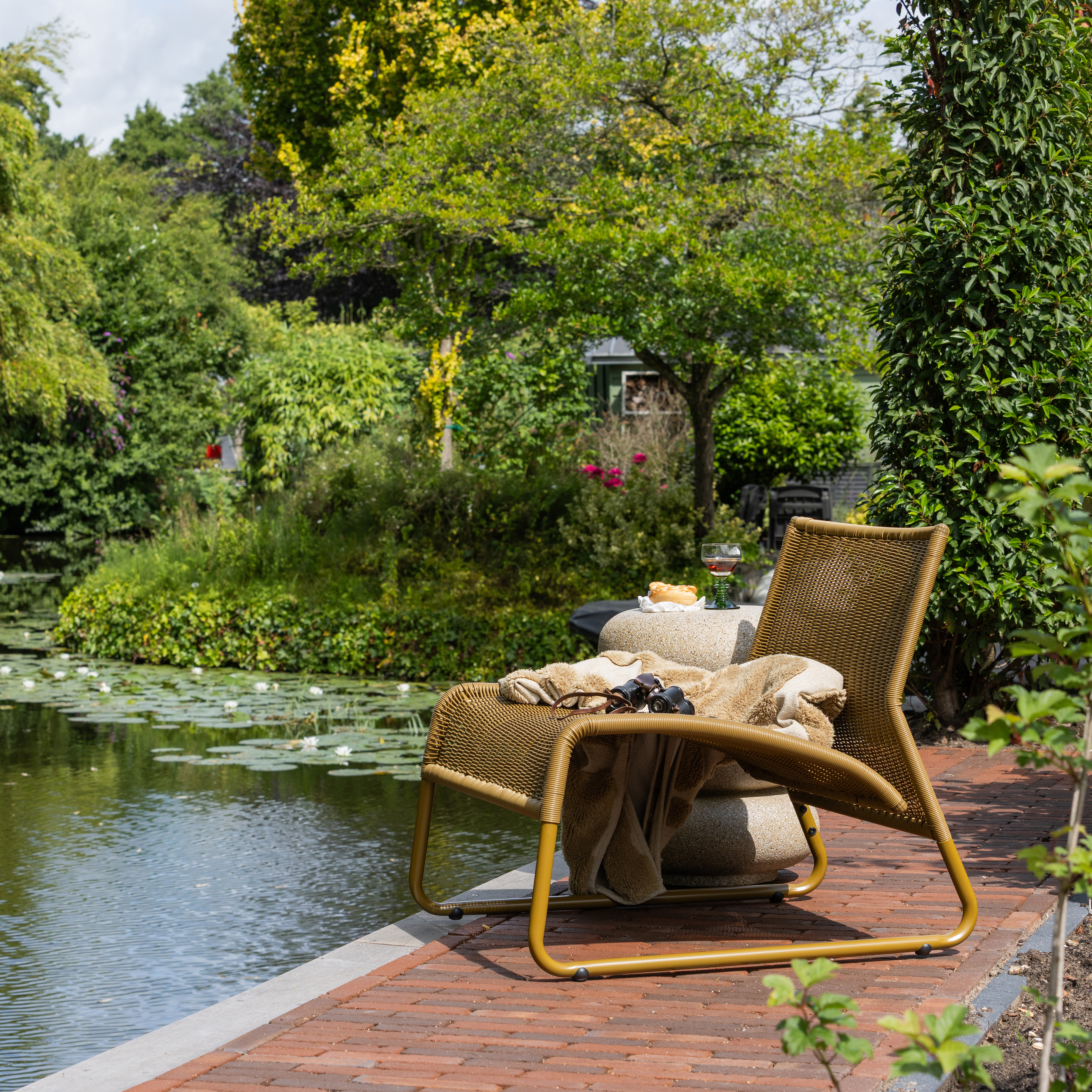 350376-H_01_SF_ES_West_tuin_loungestoel_honinggeel.jpg?auto=webp&format=png&width=1500&height=1500