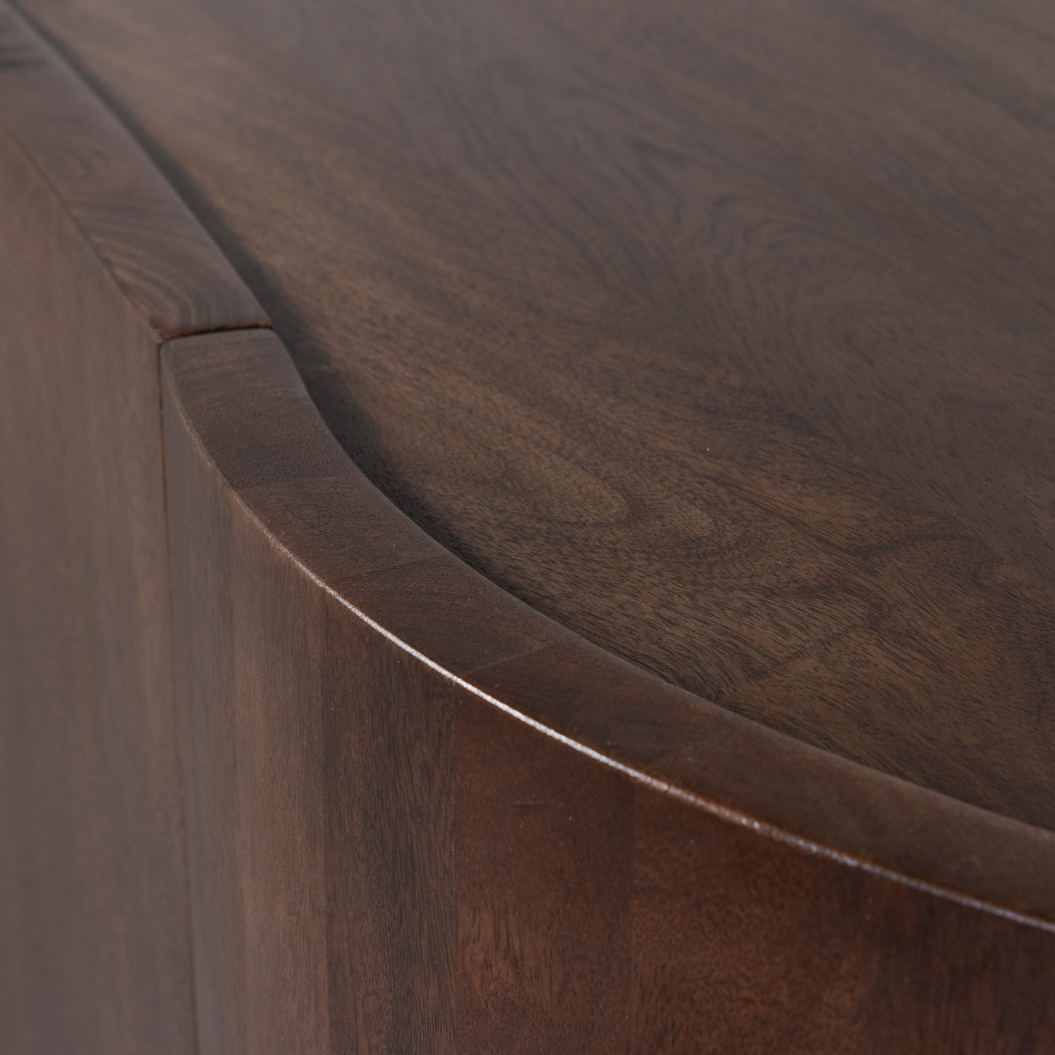 801415-W-01_VS_BP_Sense_dressoir_4-deurs_mango_walnoot_detail.png?auto=webp&format=png&width=1500&height=1500