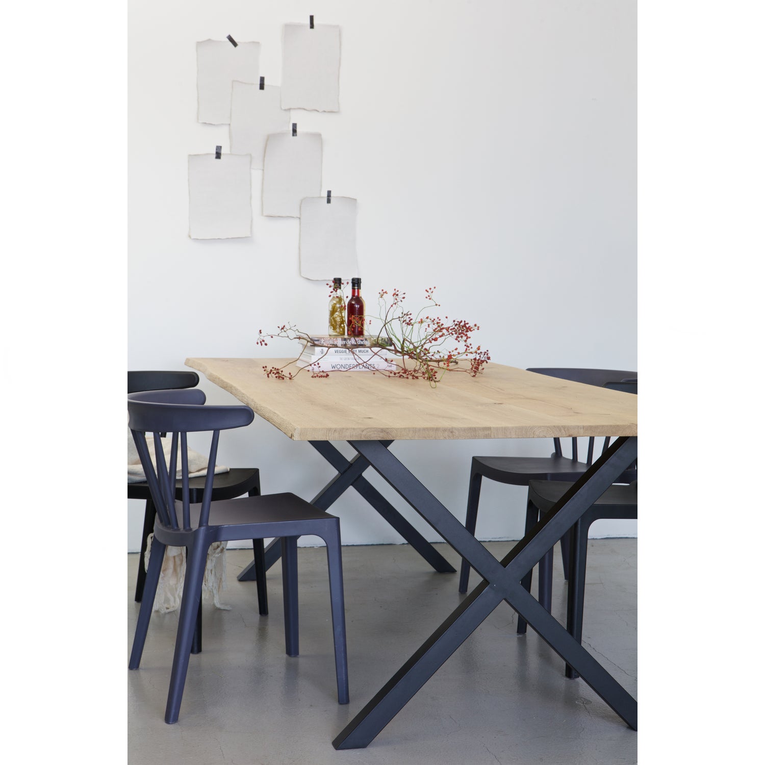 375281-220-375279-M-378634-G-378634-Z-02_SF_FA_Tablo_boomstam_tafelblad_220Tablo_X-Poot_metaal_Bliss_spijlenstoel.jpg?auto=webp&format=png&width=1500&height=1500