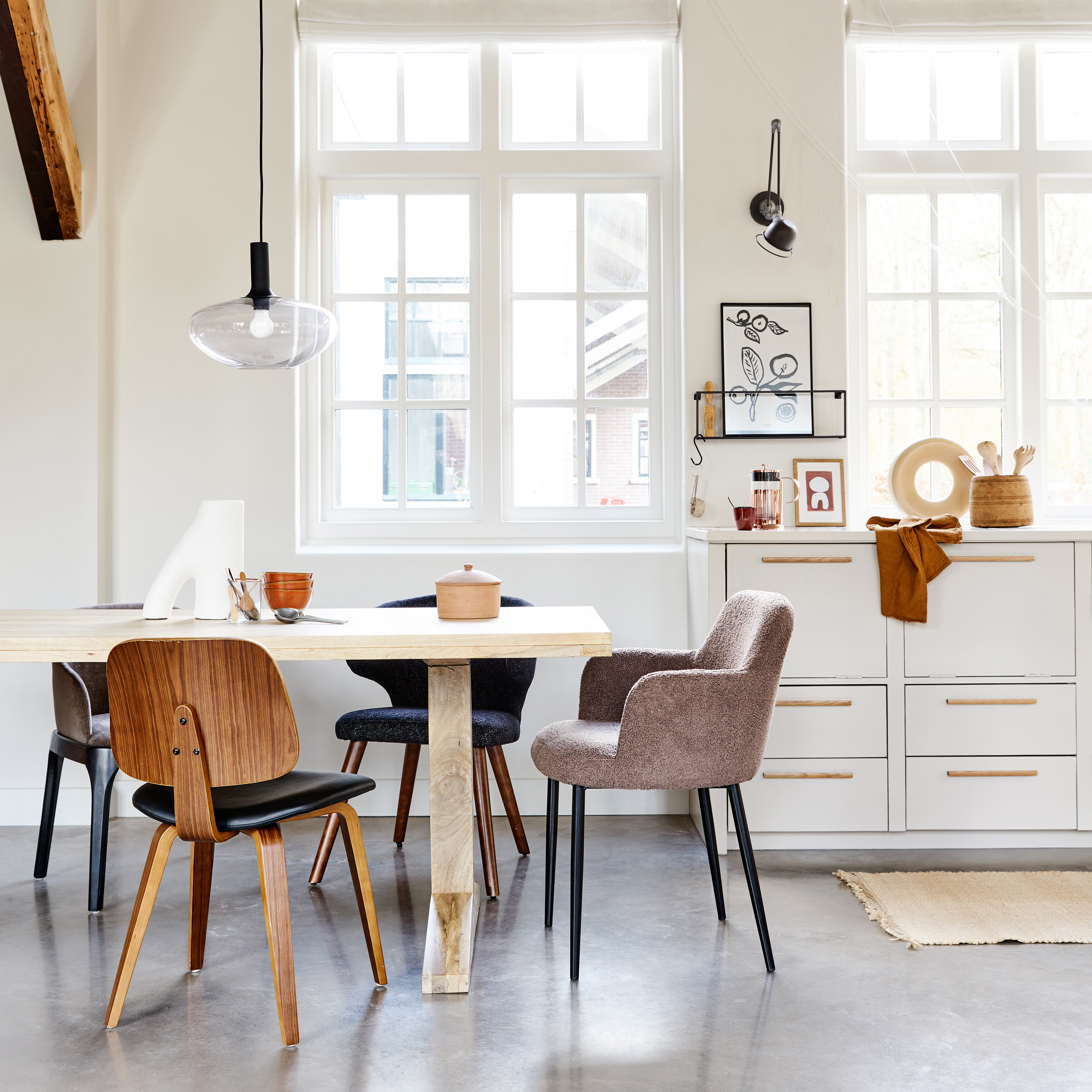 400450-N-400444-Z-400443-T-400442-G-377147-ZW-01_SF_VT_Deck_eettafel_naturel_Cape_Dining_Scroll_Classic_eetkamerstoel_VIERKANT.jpg?auto=webp&format=png&width=1500&height=1500