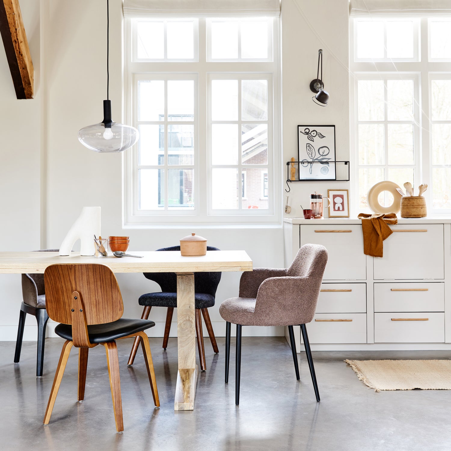 400450-N-400444-Z-400443-T-400442-G-377147-ZW-01_SF_VT_Deck_eettafel_naturel_Cape_Dining_Scroll_Classic_eetkamerstoel_VIERKANT.jpg?auto=webp&format=png&width=1500&height=1500