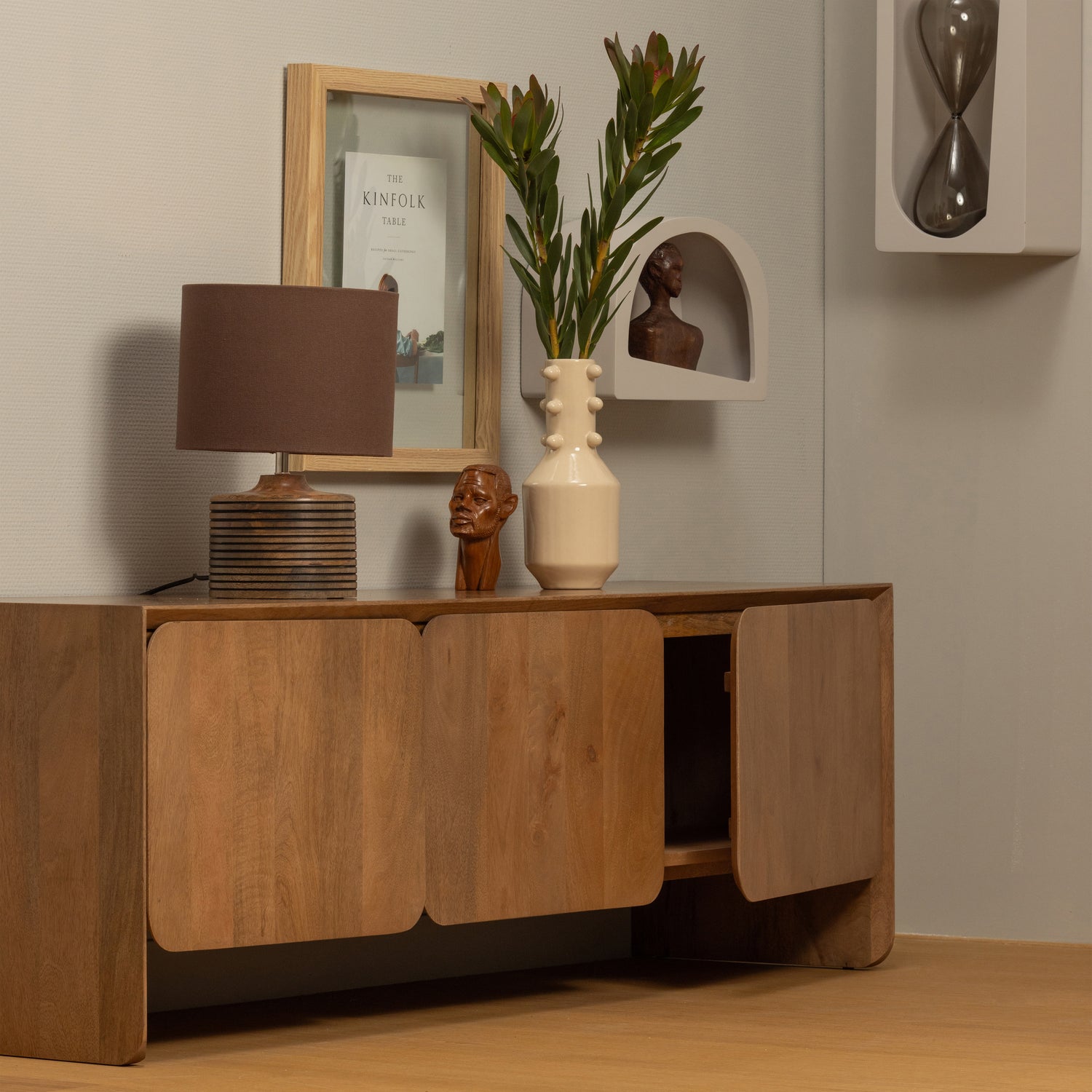 377381-N-377385-D-377386-D-377364-W-374008-B-02_SF_WE_Jerre_tv_meubel_Noam_deco_Menzo_lamp_Florine_zandloper_VIERKANT.jpg?auto=webp&format=png&width=1500&height=1500