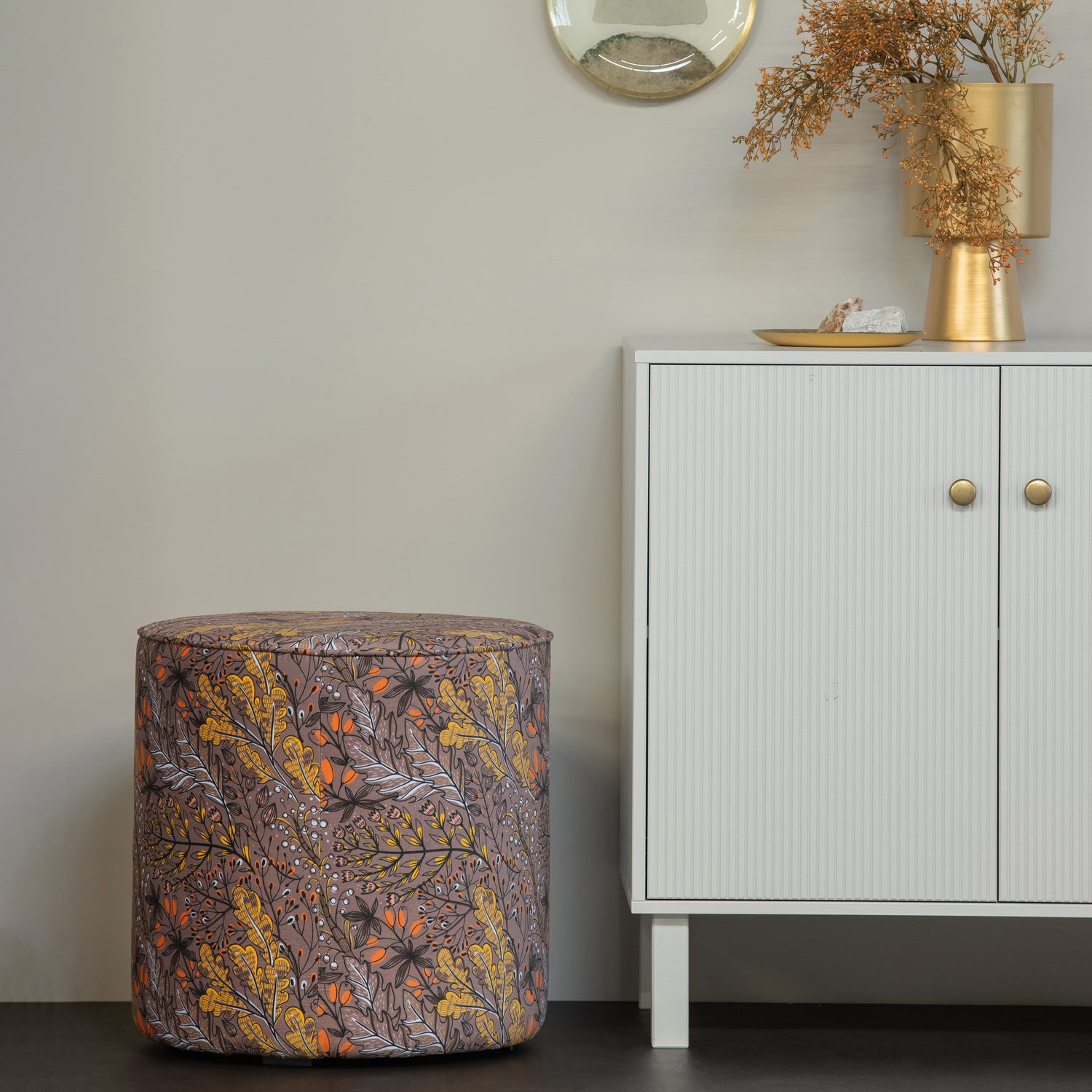 373423-W-377130-M-01_SF_FA_Madu_dressoir_grenen_wolkengrijs_Dini_decobordjes_Sara_poef_VIERKANT.jpg?auto=webp&format=png&width=1500&height=1500