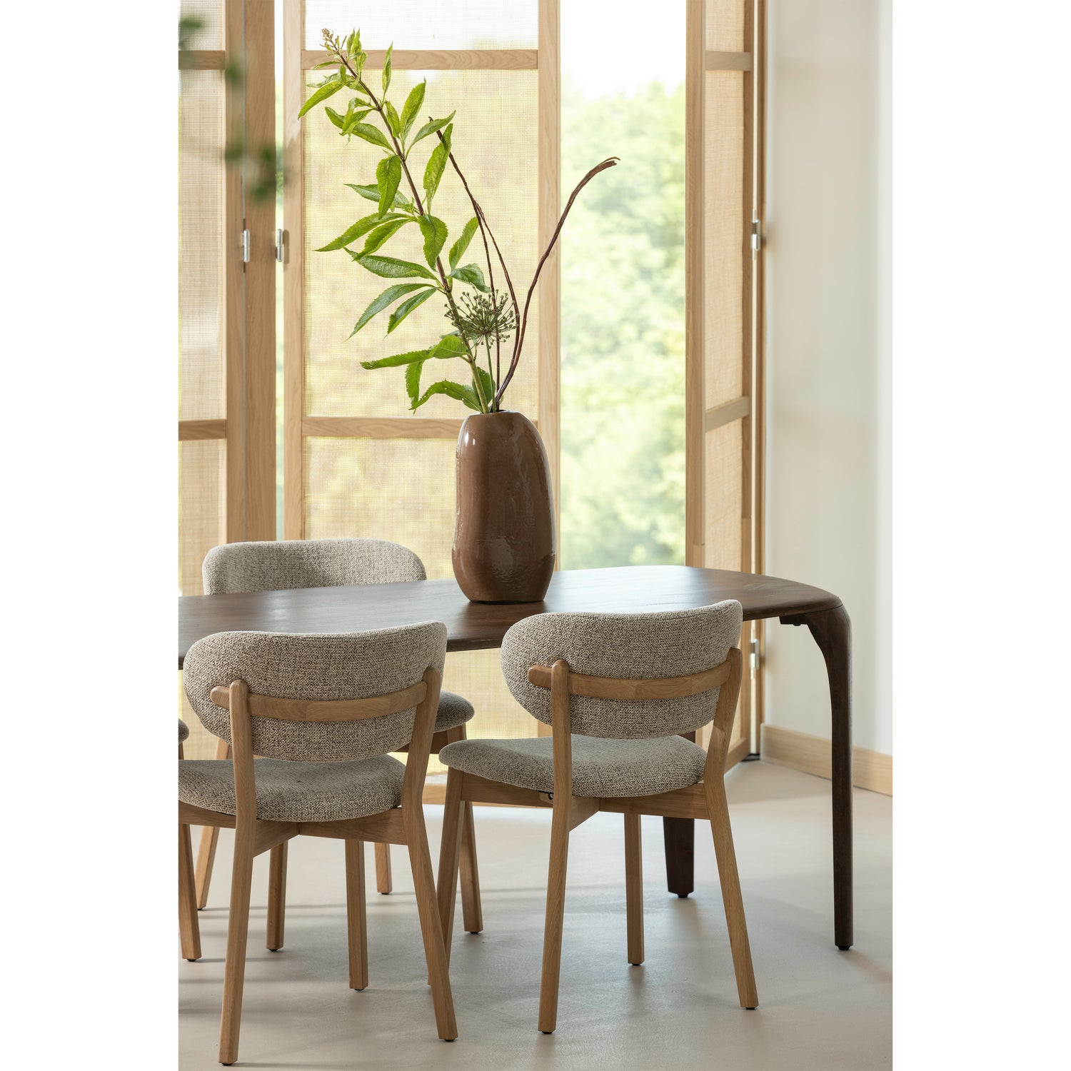 377540-W-377489-N-377480-B-03_SF_ES_Fiore_eettafel_Udar_eetkamerstoel_Sahil_vaas.png?auto=webp&format=png&width=1500&height=1500