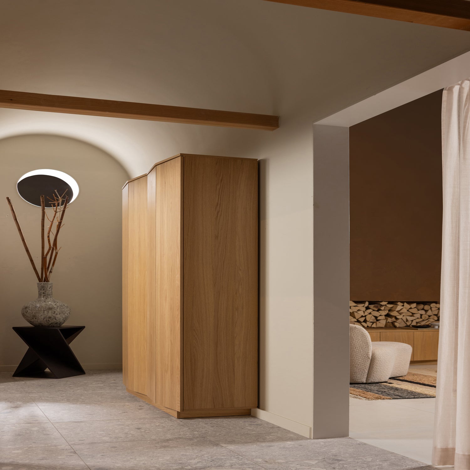 375183-TP-375030-D-02_SF_WE_Zuma_hoge_kast_67cm_eiken_transparant_Ikem_bijzettafel.jpg?auto=webp&format=png&height=1500