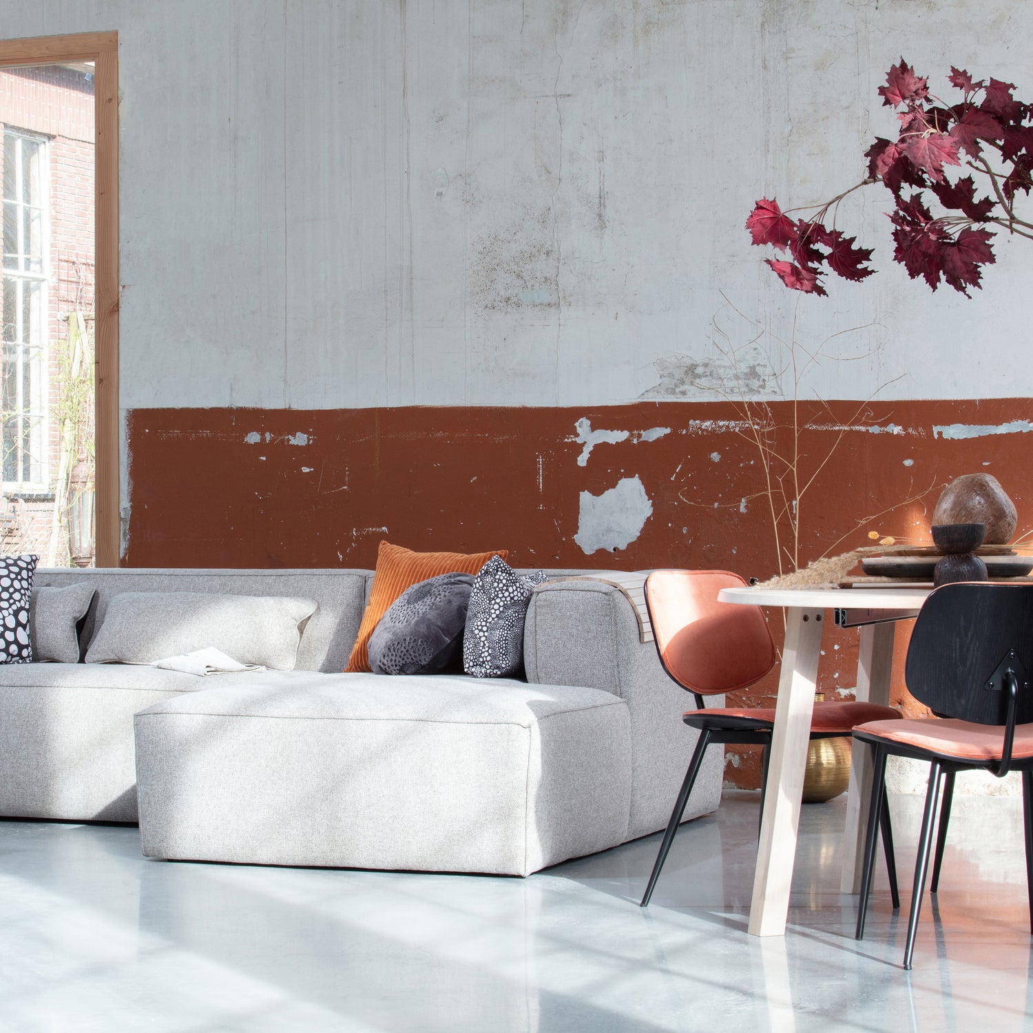 373389-G-373786-S-373306-K-373313-Z-373401-Z-373294-W-01_SF_WE_Bean_hoekbank_rechts_Lange_Jan_rond_Jackie_eetkamerstoel_Zeger_salontafel_Koda_kussen_Maan_VIERKANT.jpg?auto=webp&format=png&width=1500&height=1500