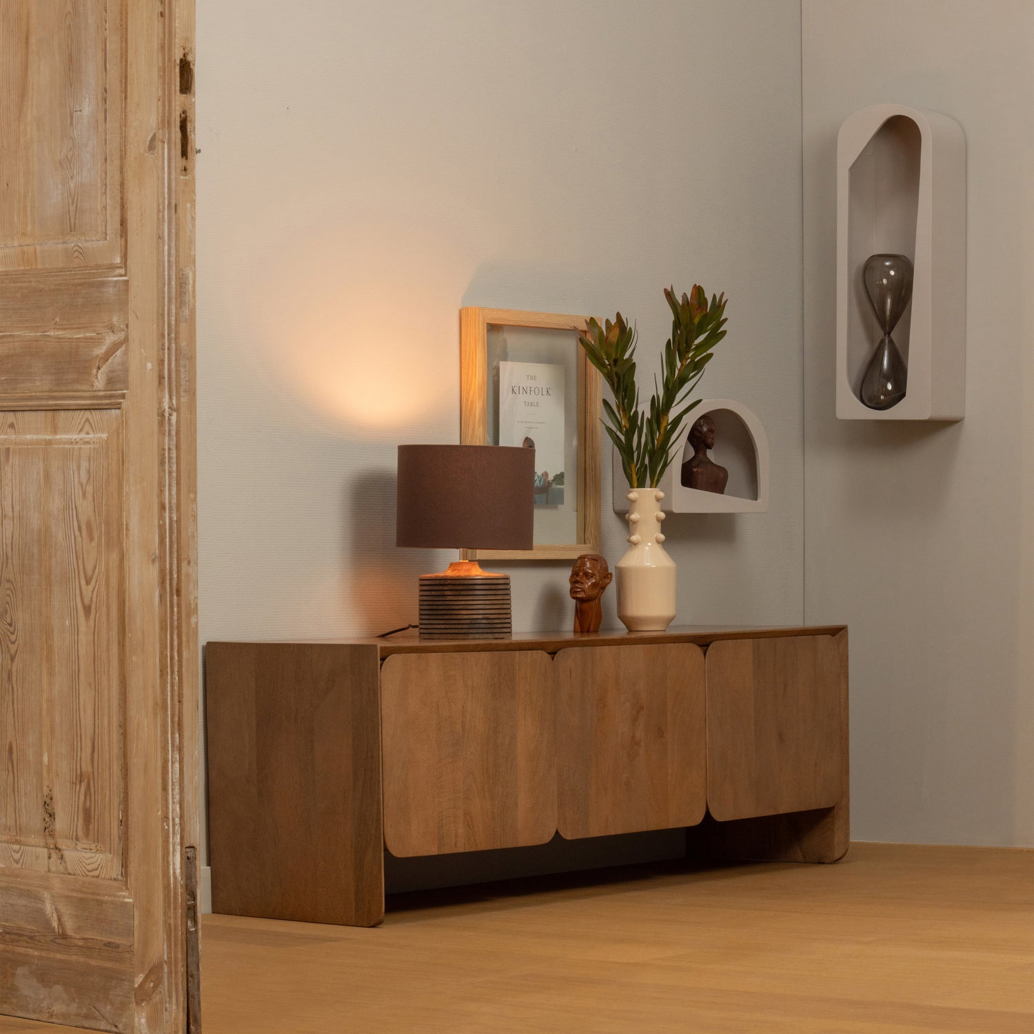 377381-N-377385-D-377386-D-377364-W-374008-B-01_SF_WE_Jerre_tv_meubel_Noam_deco_Menzo_lamp_Florine_zandloper_VIERKANT.jpg?auto=webp&format=png&width=1500&height=1500