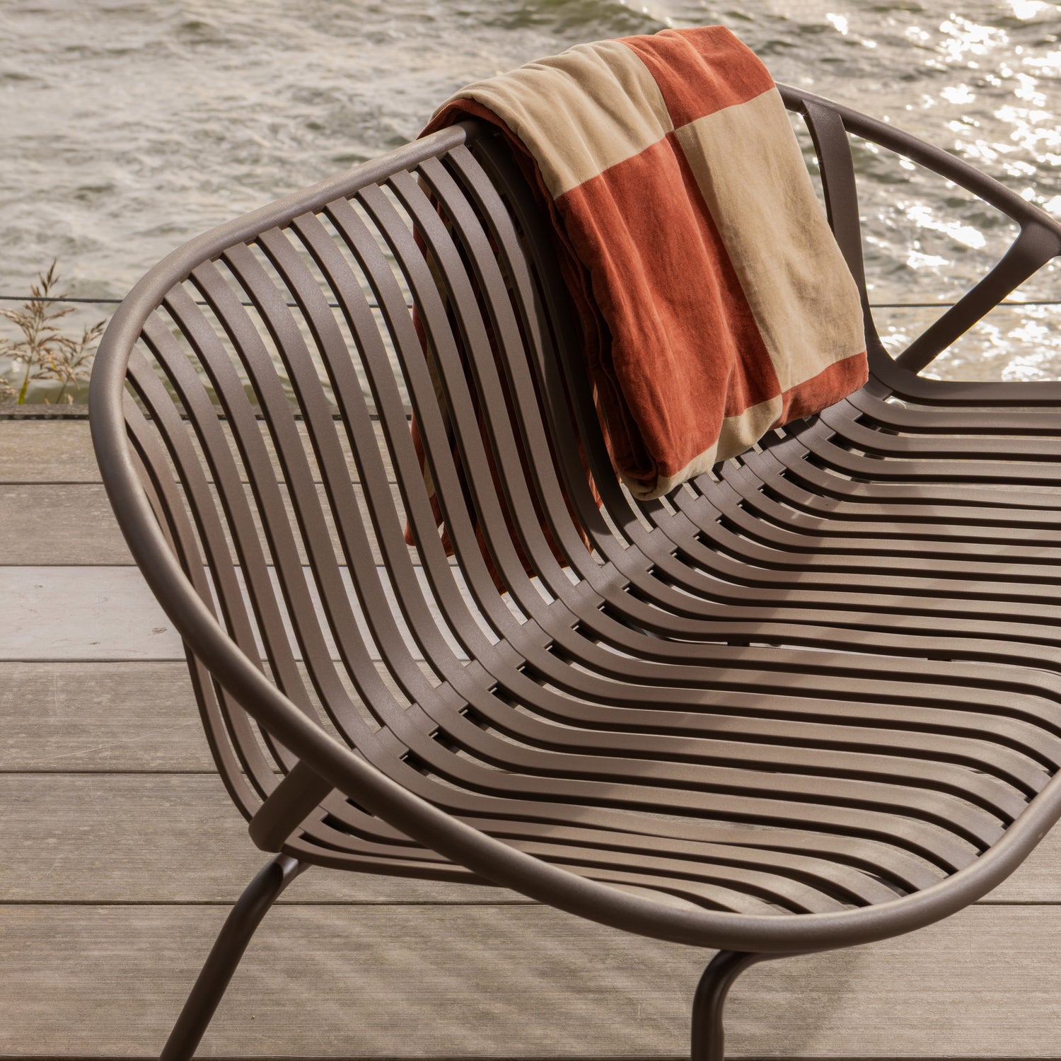 377706-P__377783-R_02_SF_WO_Bruce_tuin_2-zits_bankje_pp_metaal_paars_bruin_Zena_plaid_130x170_cm_velvet_roestbruin_beige.jpg?auto=webp&format=png&width=1500&height=1500