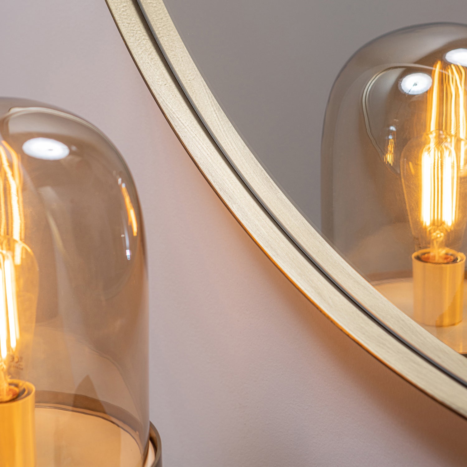 373907-G-375415-G-01_SF_FA_Doutzen_spiegel_metaal_goud_Flora_tafellamp_metaal_glas_grijs_VIERKANT.jpg?auto=webp&format=png&width=1500&height=1500