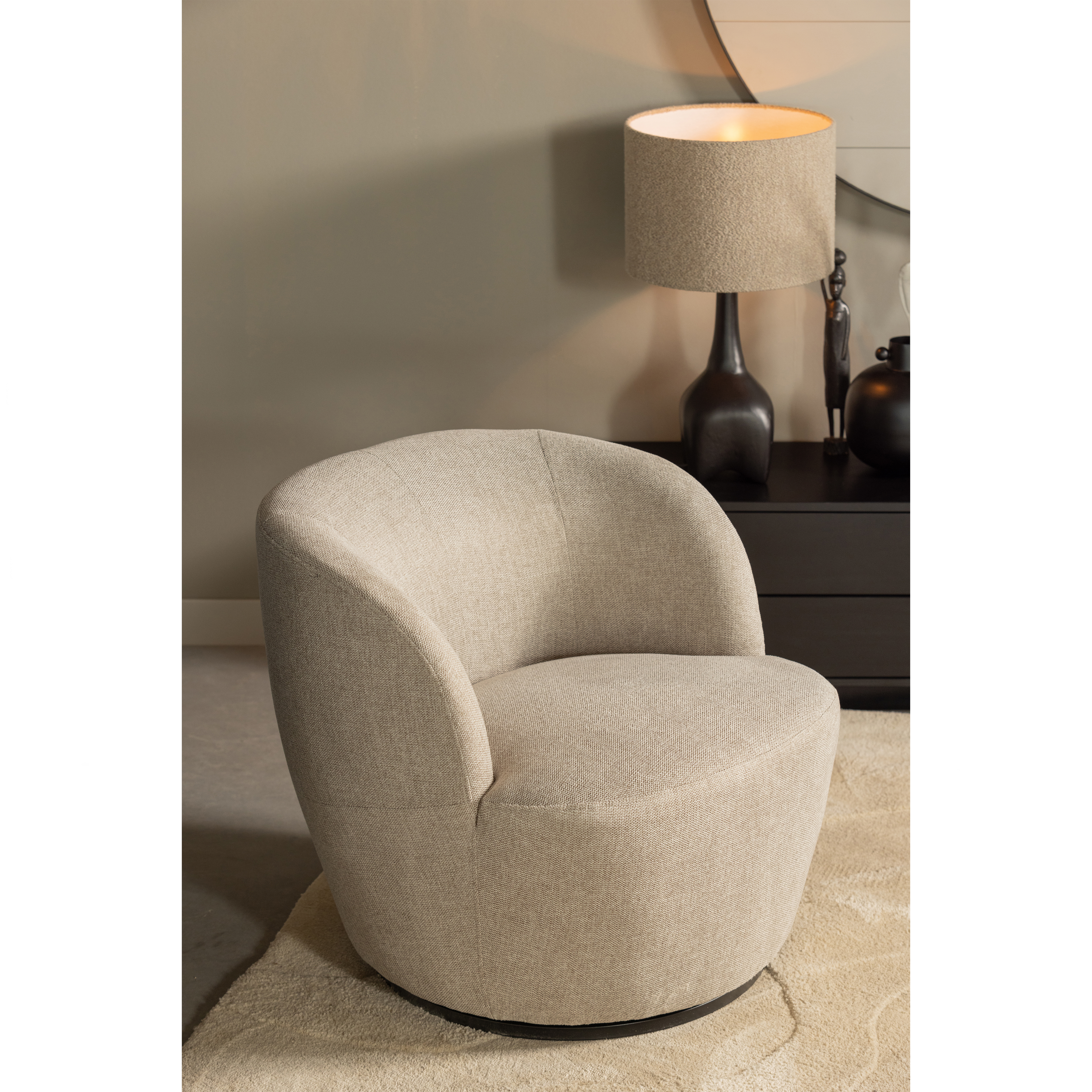 373539-Z-373533-M-377335-Z-373930-Z-01_SF_WE_Serra_draaifauteuil_zand_Alya_vloerkleed_Foss_tafellampvoet_Asta_lampenkap.jpg?auto=webp&format=png&width=1500&height=1500