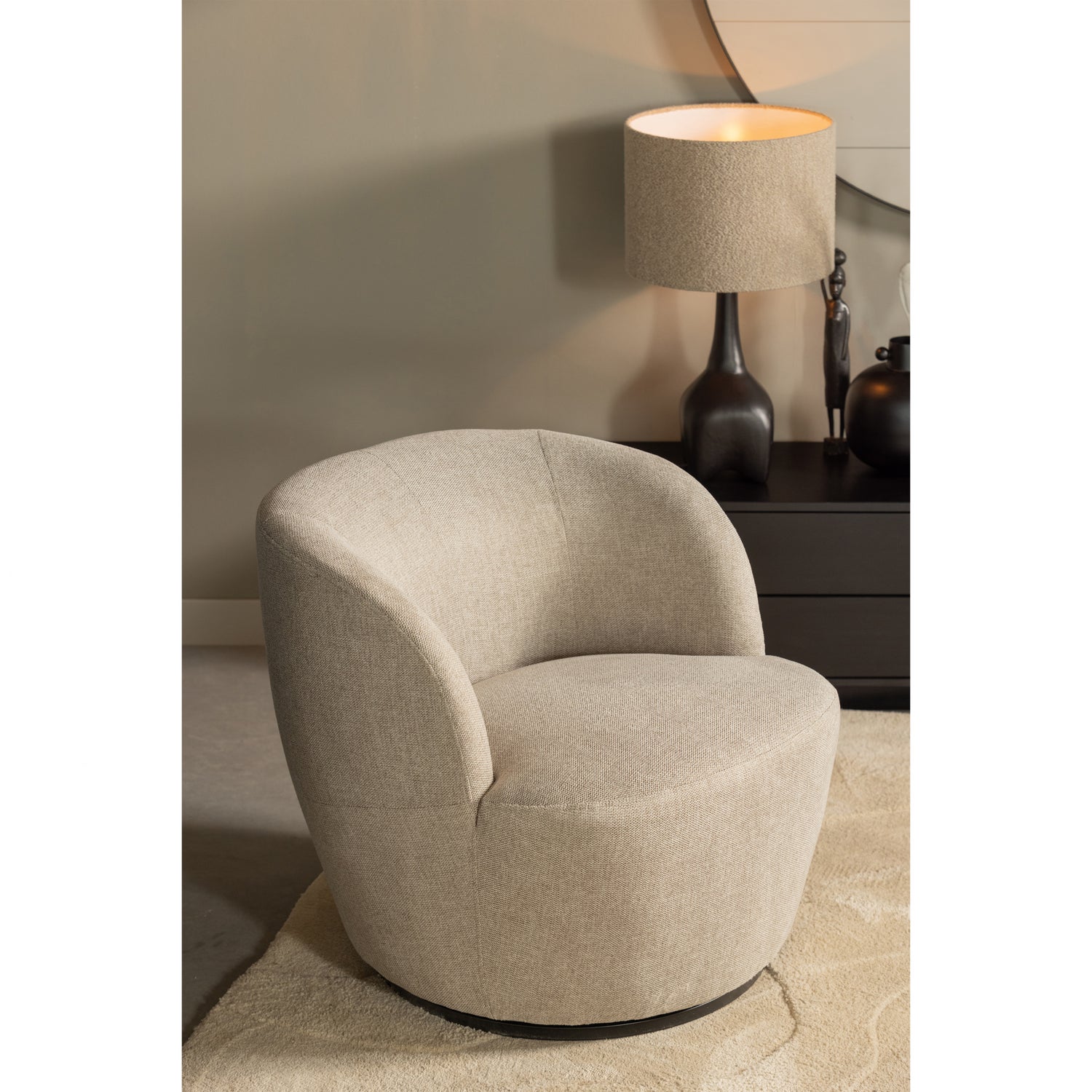 373539-Z-373533-M-377335-Z-373930-Z-01_SF_WE_Serra_draaifauteuil_zand_Alya_vloerkleed_Foss_tafellampvoet_Asta_lampenkap.jpg?auto=webp&format=png&width=1500&height=1500
