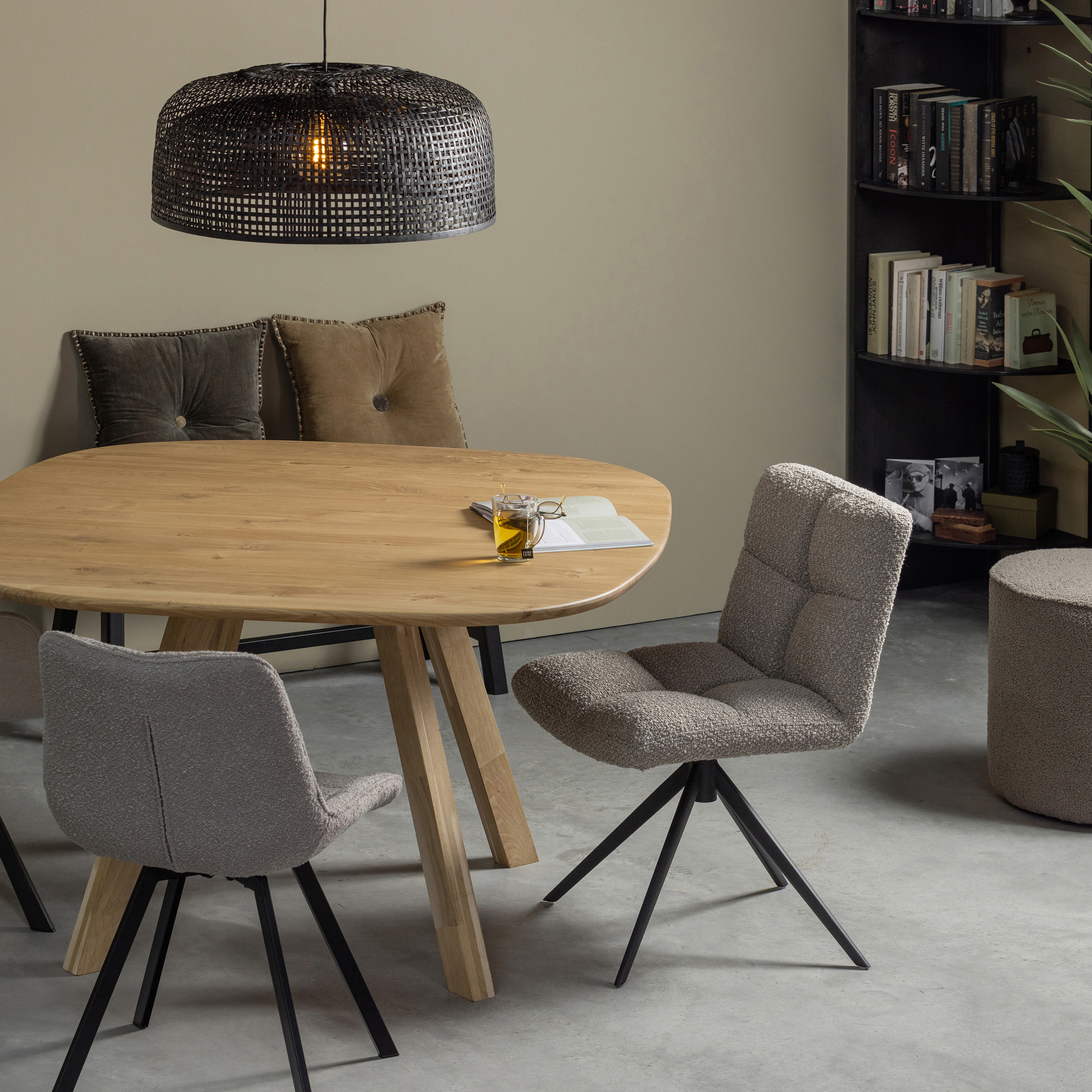 376038-E-377330-Z-373685-Z-801088-Z-350409-TM-379599-G-01_SF_WE_Combi-Tablo_Vinny_Juno_stoel_Construct_sara_mud_VIERKANT.jpg?auto=webp&format=png&width=1500&height=1500