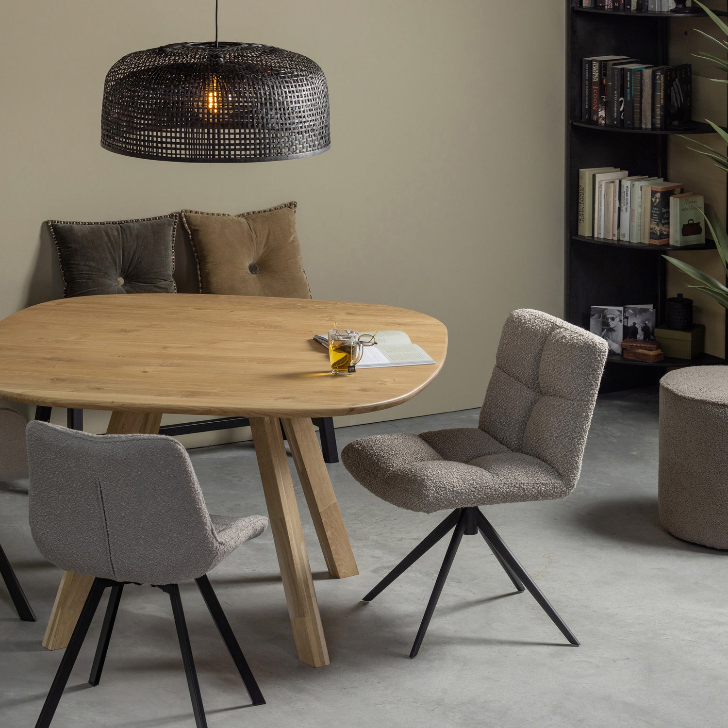 376038-E-377330-Z-373685-Z-801088-Z-350409-TM-379599-G-01_SF_WE_Combi-Tablo_Vinny_Juno_stoel_Construct_sara_mud_VIERKANT.jpg?auto=webp&format=png&width=1500&height=1500