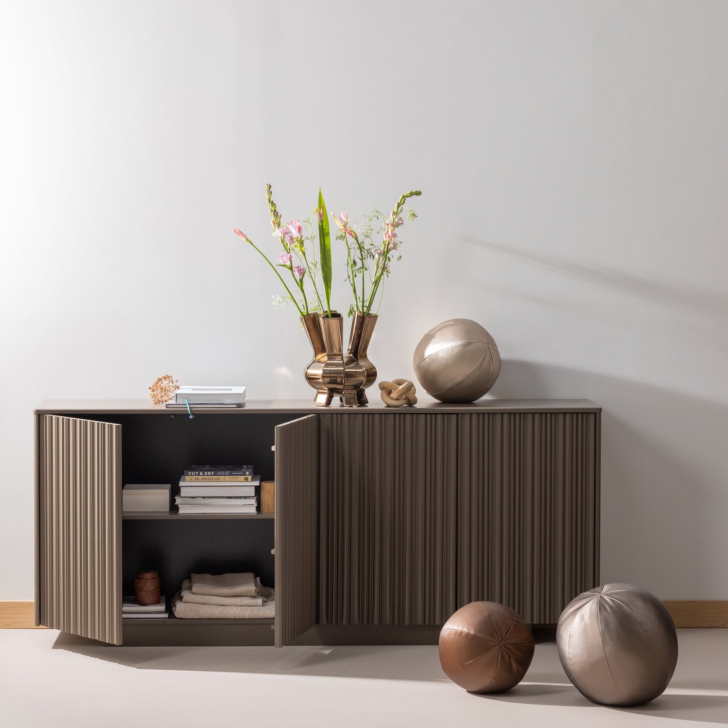 377733-TB-377743-CO-377744-NA-377744-WB-03_SF_WP_Nova_dressoir_truffel_bruin_Rodeo_bal_vierkant.png?auto=webp&format=png&width=1500&height=1500