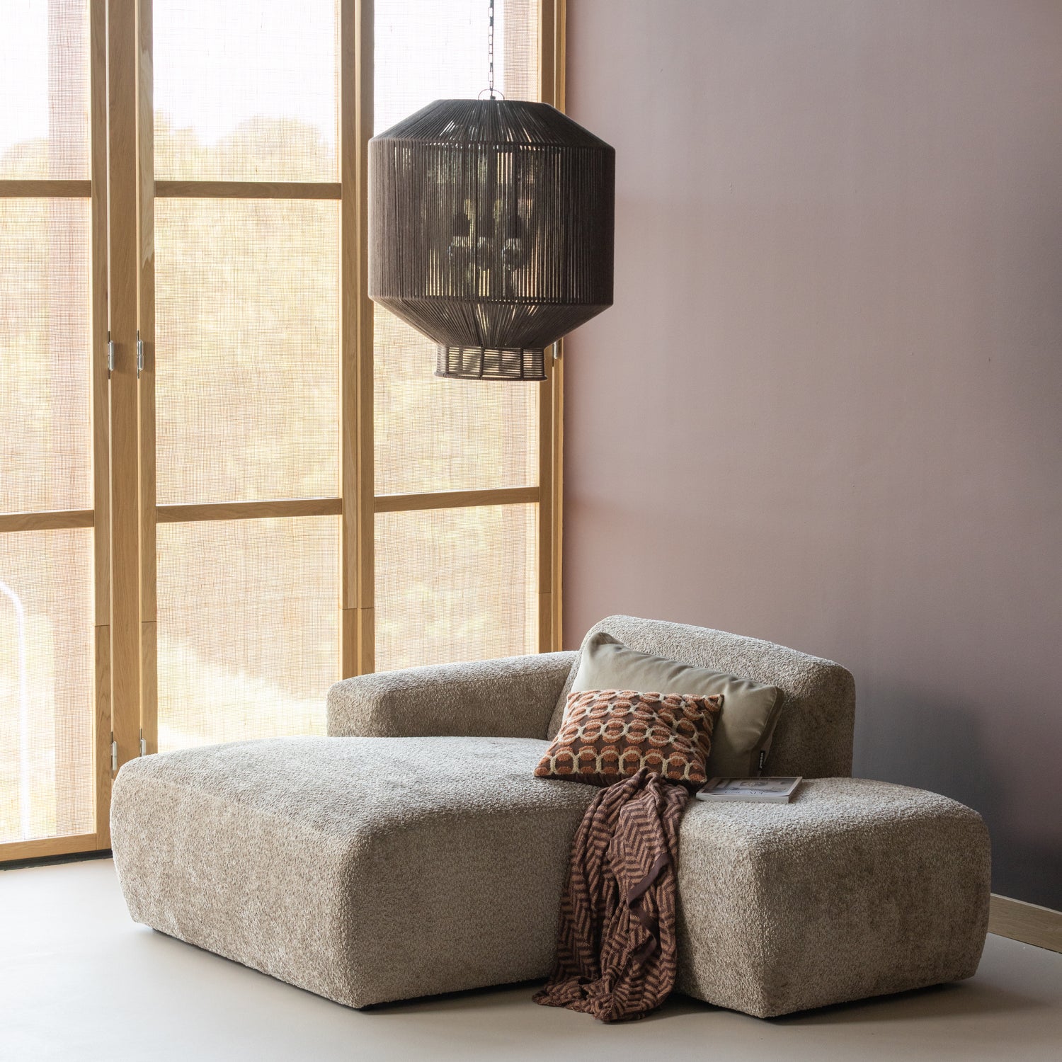 378030-WD__378020-WD__378083-D__377977-BR_01_SF_WP_Mojo_base_chaise_longue_poef_zand_Juro_hanglamp_Suna_plaid_vierkant.jpg?auto=webp&format=png&width=1500&height=1500