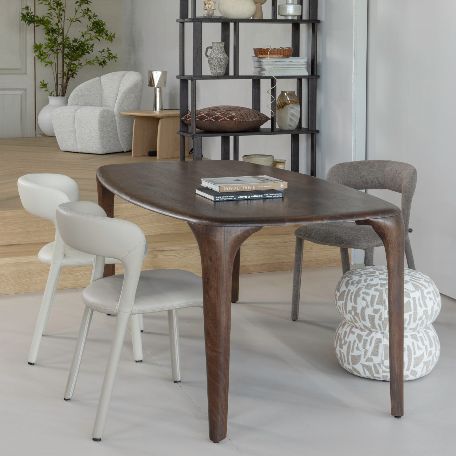 377539-W-801419-A-801419-E-377630-Z-01_SF_ES_Fiore_eettafel_Noble_eetkamerstoel_Anic_poef_vierkant.png?auto=webp&format=png&width=1500&height=1500