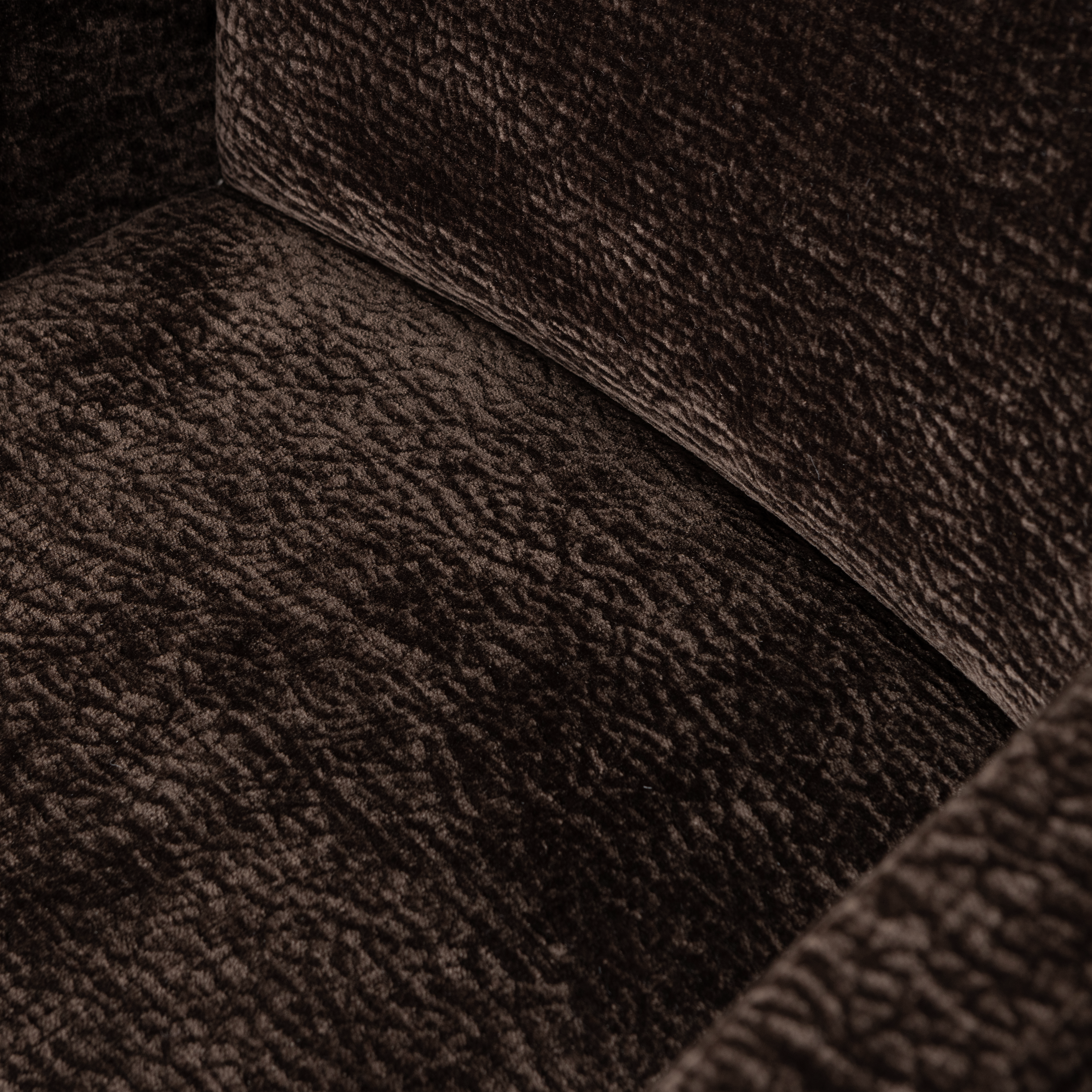 801139-DB-01_VS_WE_Mount_eetkamerstoel_met_armleuning_3D_chenille_donker_bruin_detail.png?auto=webp&format=png&width=1500&height=1500