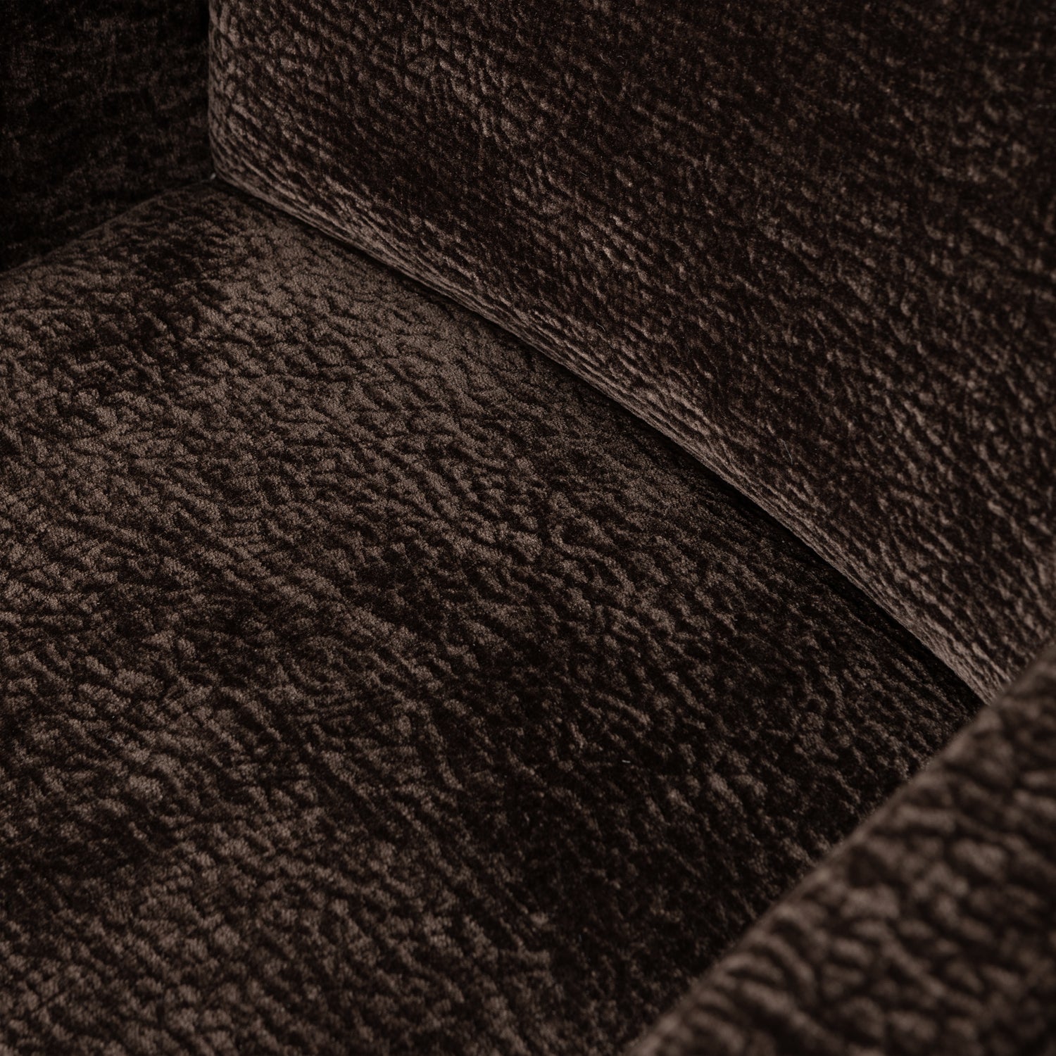 801139-DB-01_VS_WE_Mount_eetkamerstoel_met_armleuning_3D_chenille_donker_bruin_detail.png?auto=webp&format=png&width=1500&height=1500