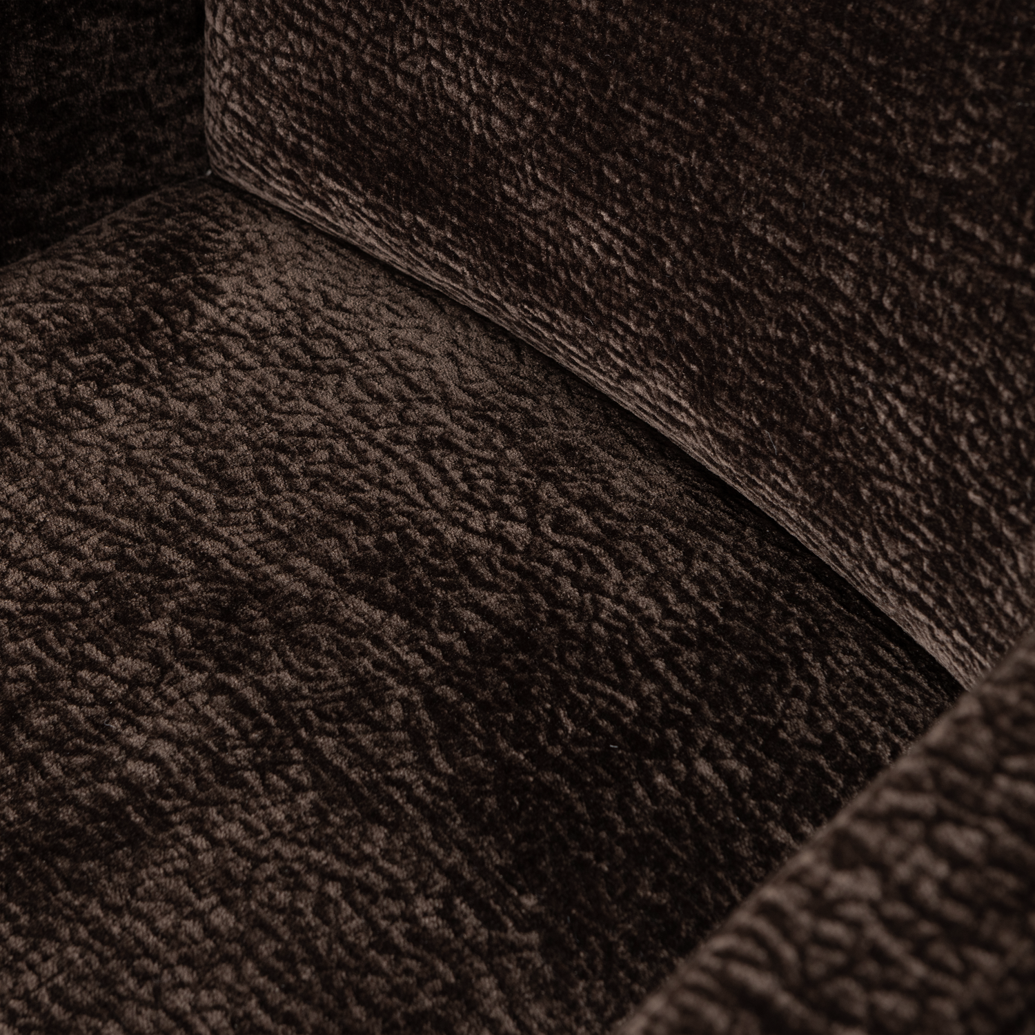801139-DB-01_VS_WE_Mount_eetkamerstoel_met_armleuning_3D_chenille_donker_bruin_detail.png?auto=webp&format=png&width=1500&height=1500