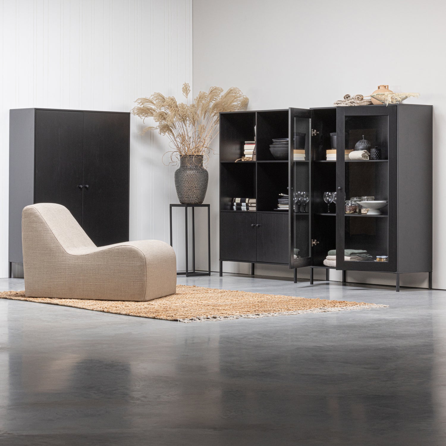 375829-Z-375863-Z-375862-Z-375861-Z-01_SF_KW_Reese_fauteuil_Xam_dichte_open_vitrinekast.jpg?auto=webp&format=png&height=1500