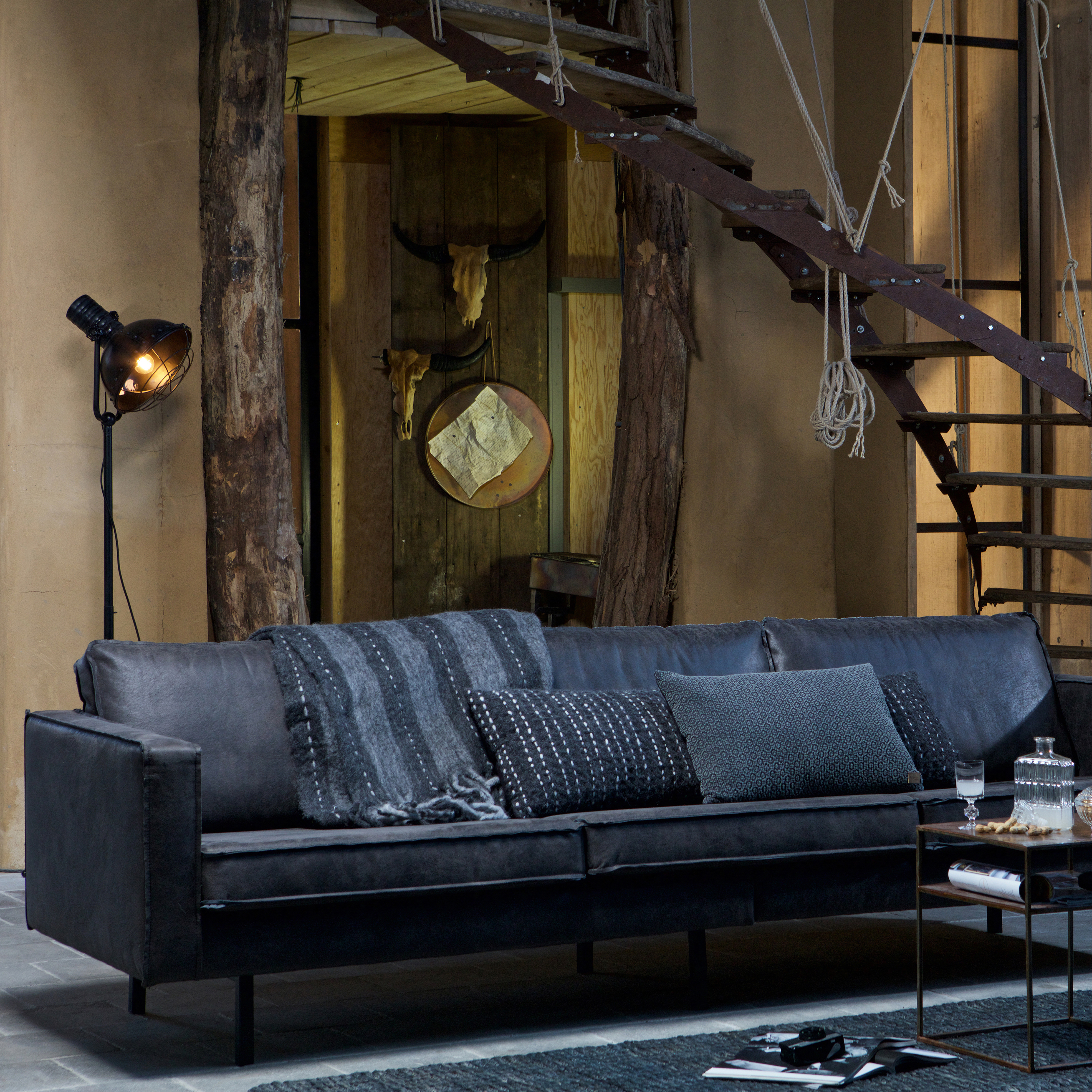 378618-Z-800468-Z-800687-A-800686-A-800685-A-800731-800725-Z-01_SF_BP_Rodeo_bank_zwart_Spotlight_lamp_plaid_kussen_Hug_kussen_flatter_Weldone_saontafel_Scenes_vloerkleed_VIERKANT.jpg?auto=webp&format=png&width=1500&height=1500