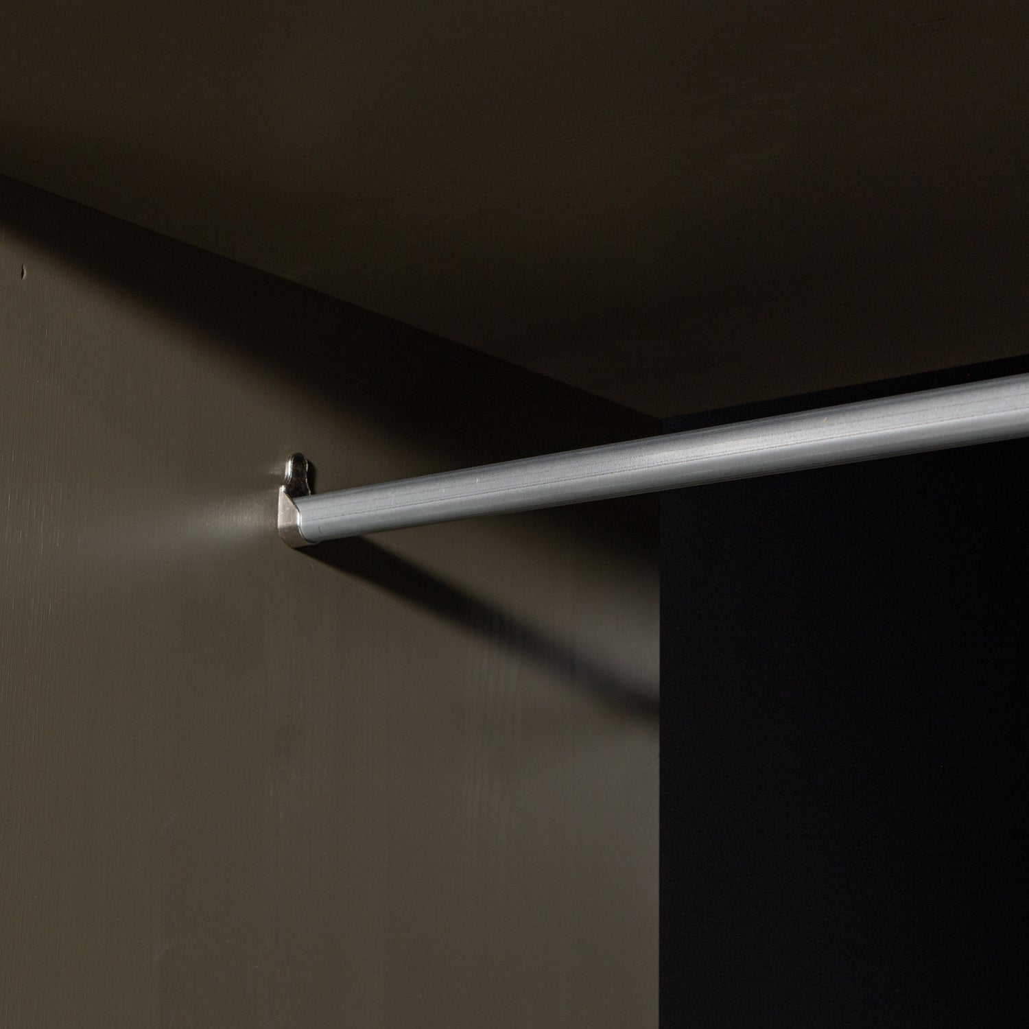 375187-FR-02_VS_WE_Alfie_kledingkast_breed_160cm_grenen_forest_detail.png?auto=webp&format=png&width=1500&height=1500