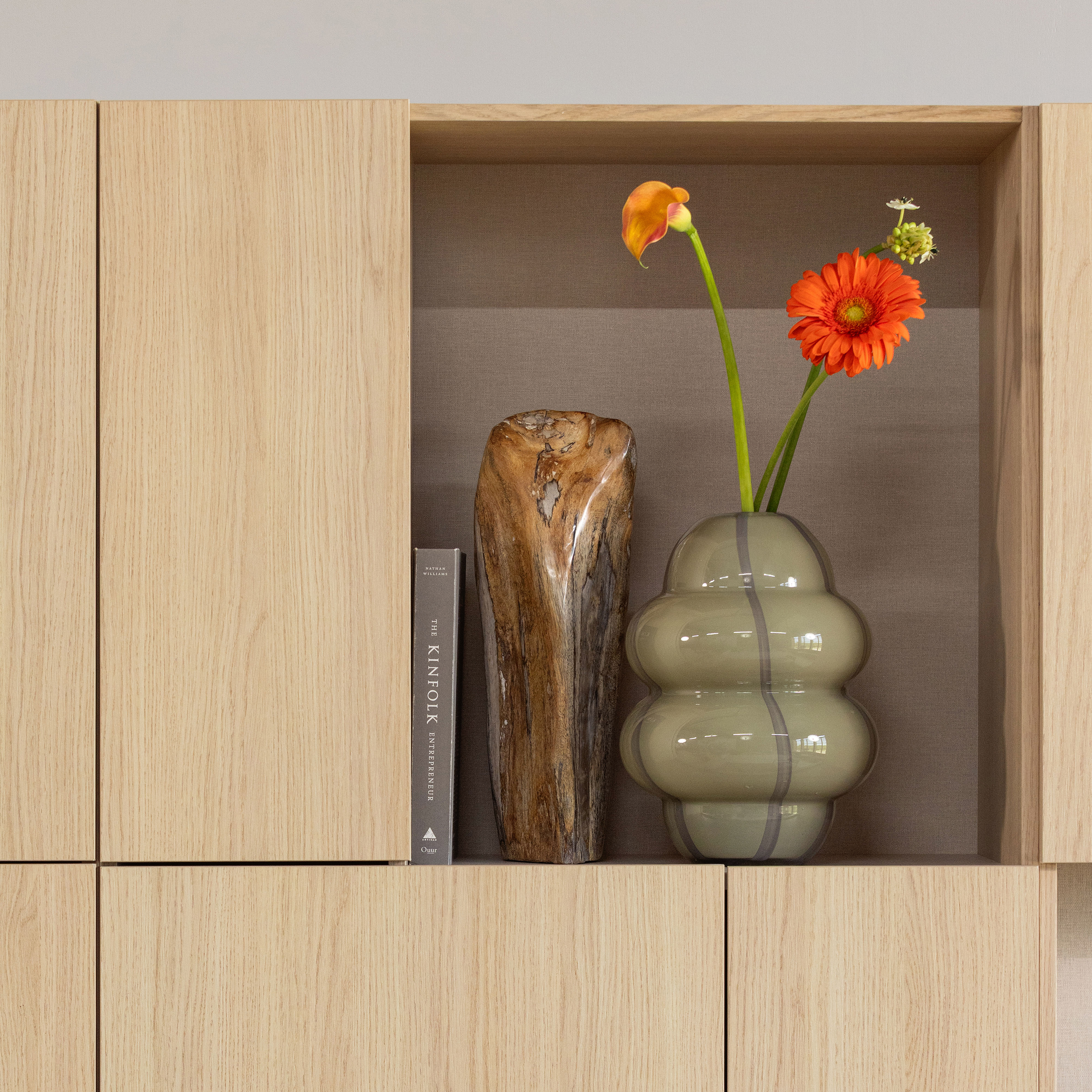 377478-G_01_SF_ES_Kency_vaas_glas_groen_met_streep_grijs_Build_naturel_vierkant.jpg?auto=webp&format=png&width=1500&height=1500