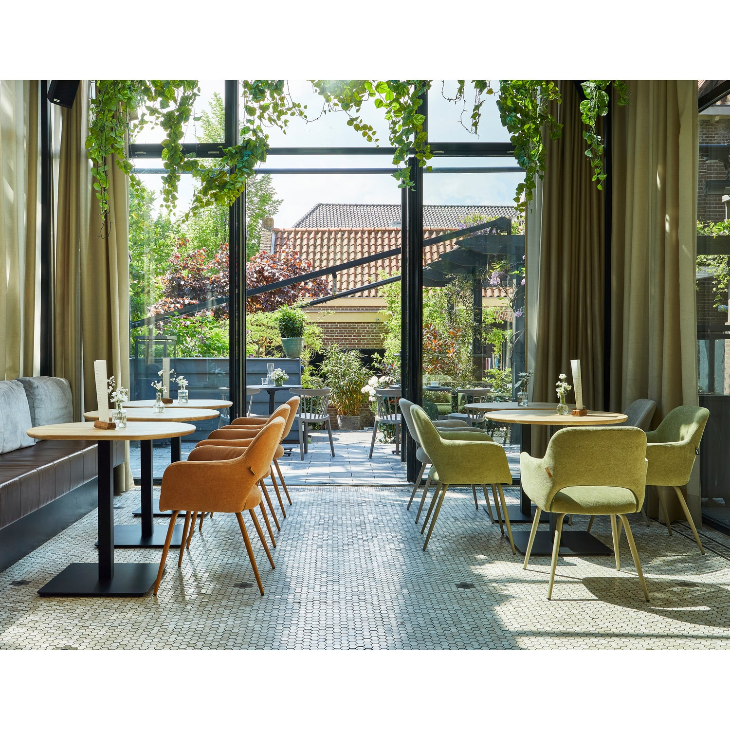 TB-BE-VL24-0790X0730-TB-BT-VL24-0790x0670-377345-374076-G-374076-N-02_SF_FA_Tafelblad_bistro_tussen_eind_vingerlas_O80cm_Bistro_vierkant.jpg?auto=webp&format=png&width=1500&height=1500