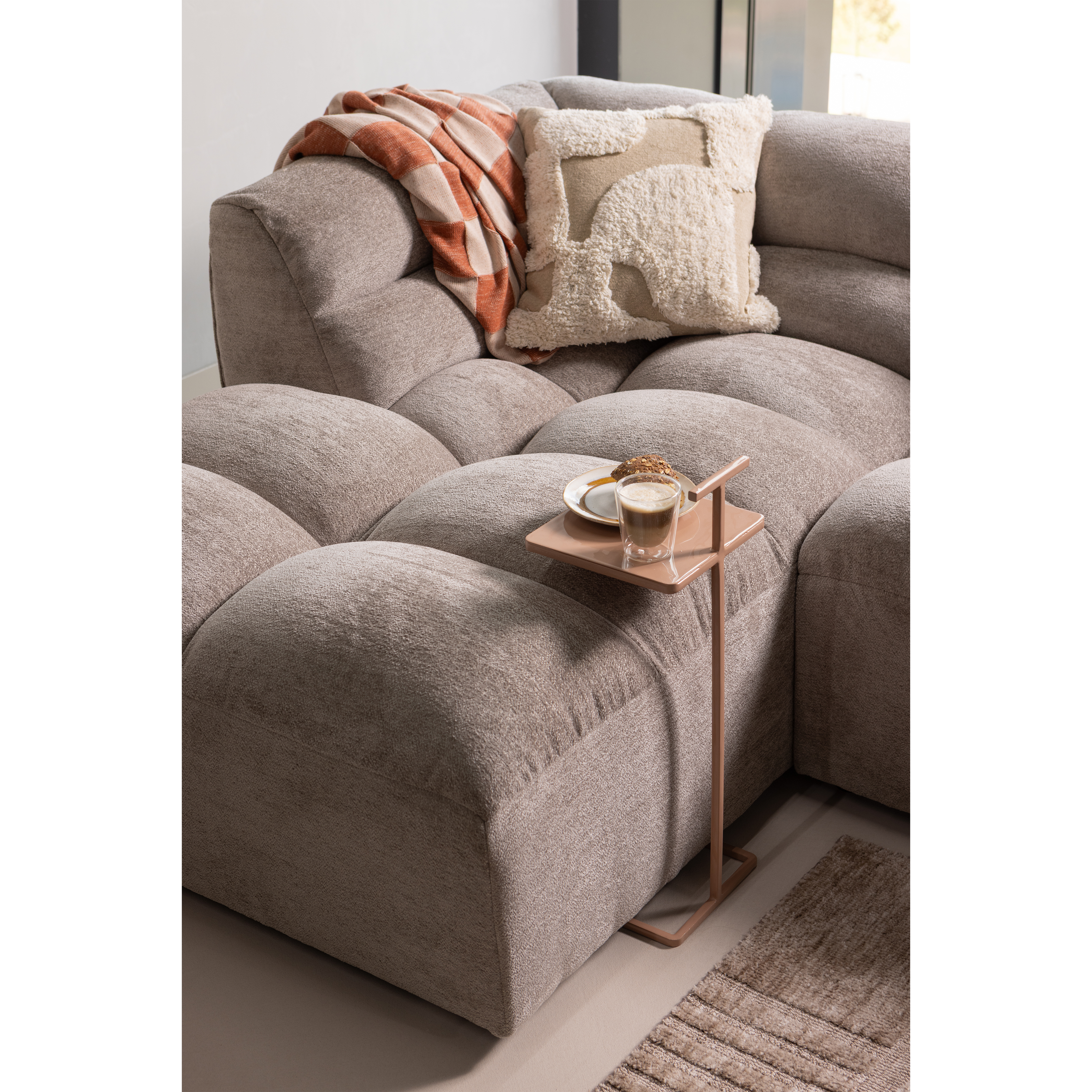 379547-Z-377625-T-375047-R-01_SF_ES_Tibas_longue_Lovi_vloerkleed_Toste_bijzettafel.png?auto=webp&format=png&width=1500&height=1500