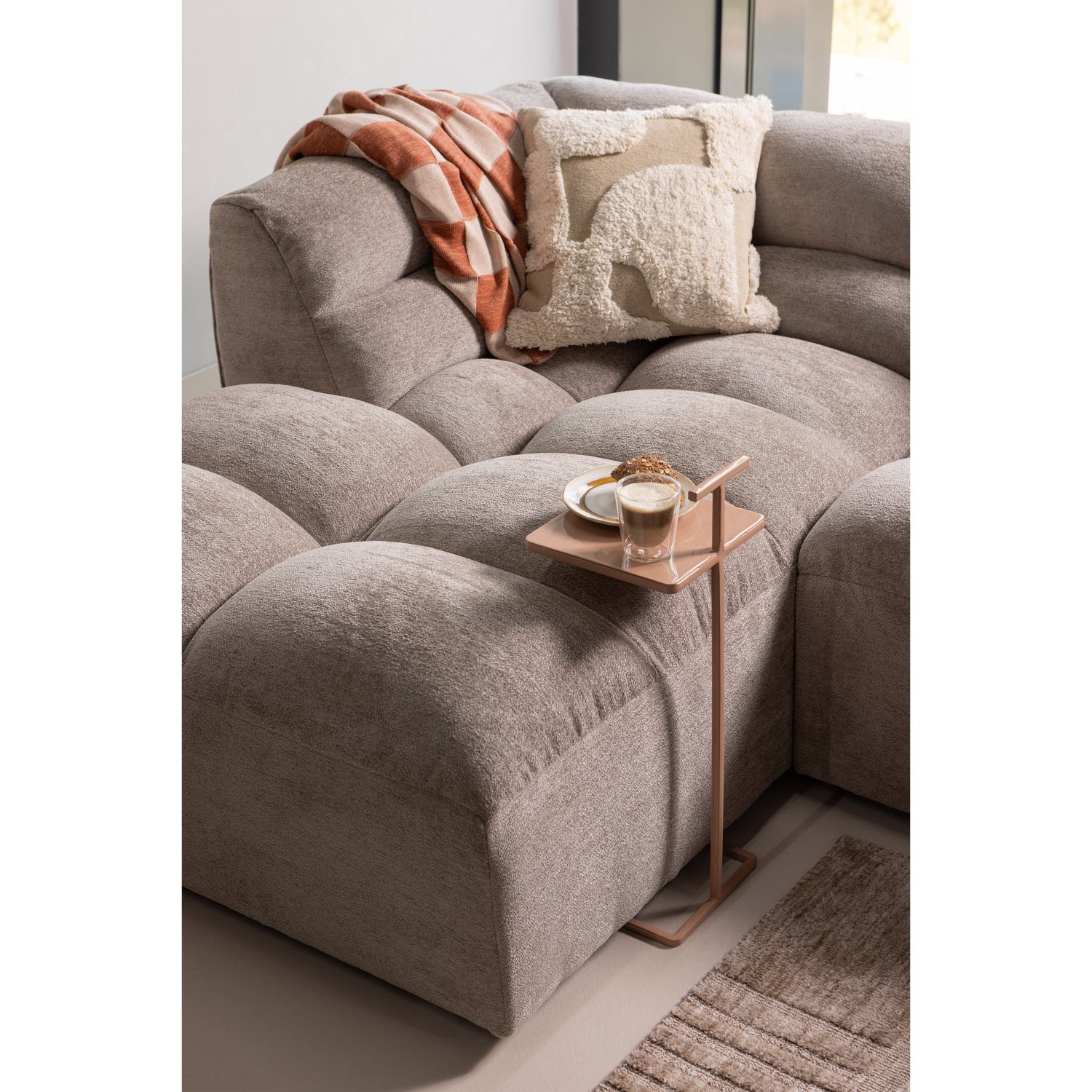 379547-Z-377625-T-375047-R-01_SF_ES_Tibas_longue_Lovi_vloerkleed_Toste_bijzettafel.png?auto=webp&format=png&width=1500&height=1500