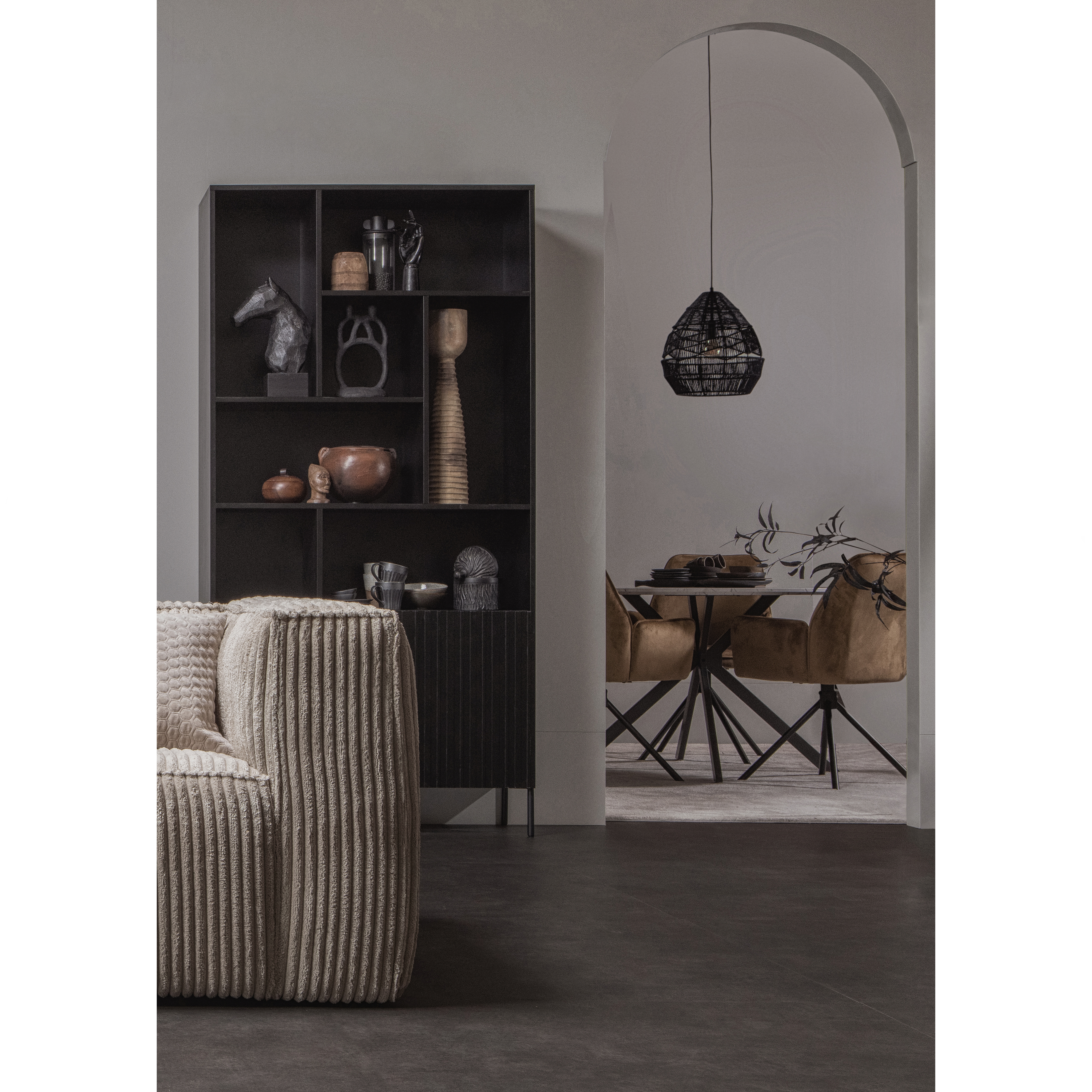 373721-RR-373381-Z-373274-K-373792-W-01_SF_WE_Bean_travertin_Floor_Gravure_Amber_eetkamerstoel_Bruno_detail.jpg?auto=webp&format=png&width=1500&height=1500